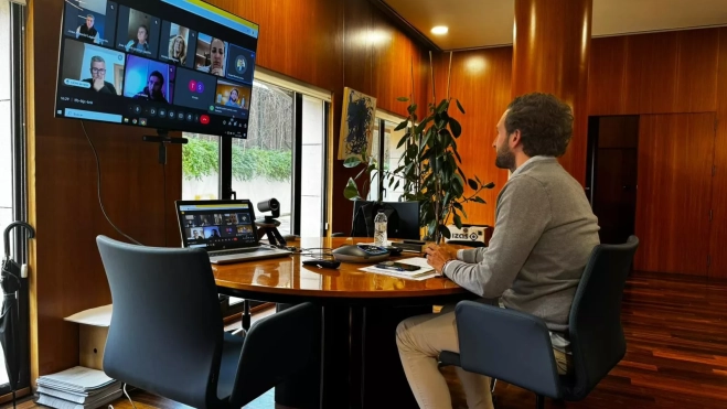 Isaac Claver en la reunión telemática desde su despacho