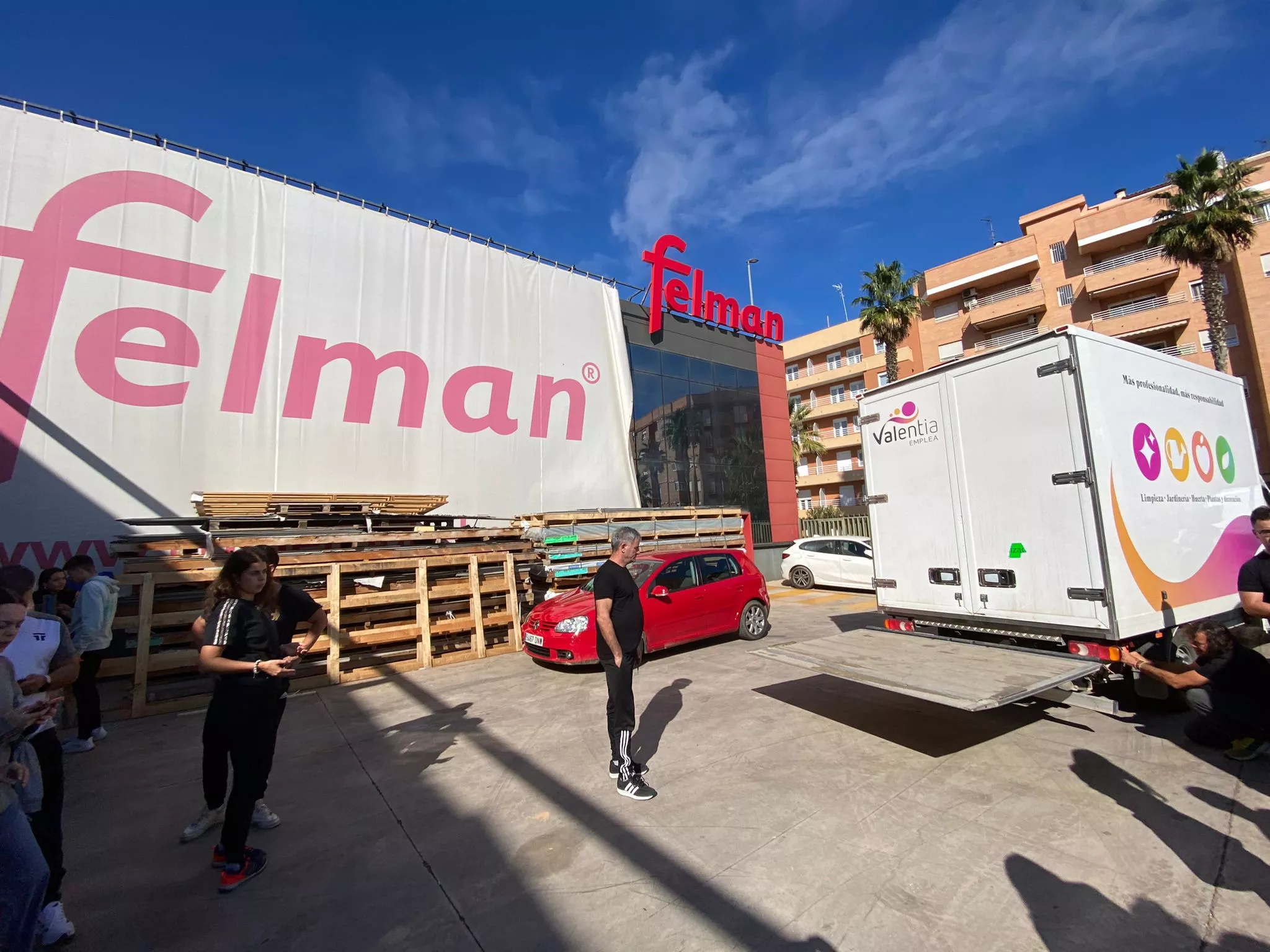 Zona de recogida de productos en Valencia frente al desastre natural Zona de recogida de productos en Valencia frente al desastre natural
