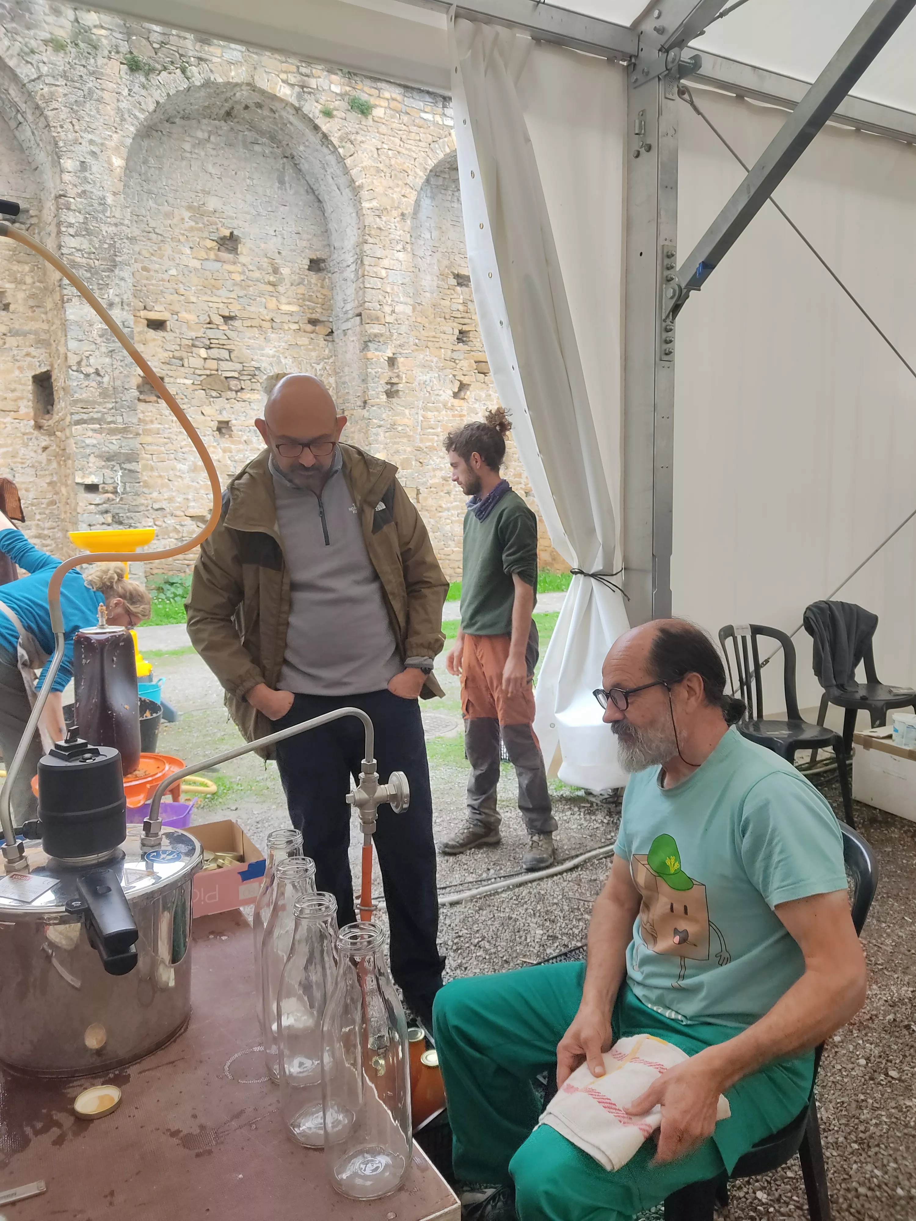 Jorge Molero con Juan García durante la elaboración del zumo de manzana