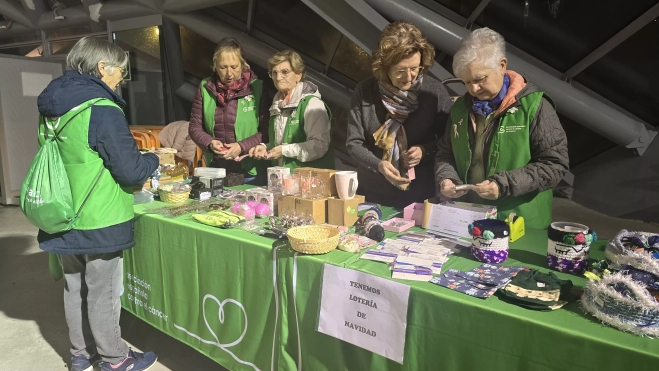 Mesa de la AECC en el palacio de hielo de Jaca. Foto Rebeca Ruiz Mesa de la AECC en el palacio de hielo de Jaca. Foto Rebeca Ruiz