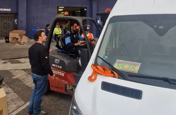 Marcos Francoy, supervisando la carga de material Marcos Francoy, supervisando la carga de material