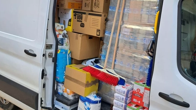 Una furgoneta con la carga repleta Una furgoneta con la carga repleta