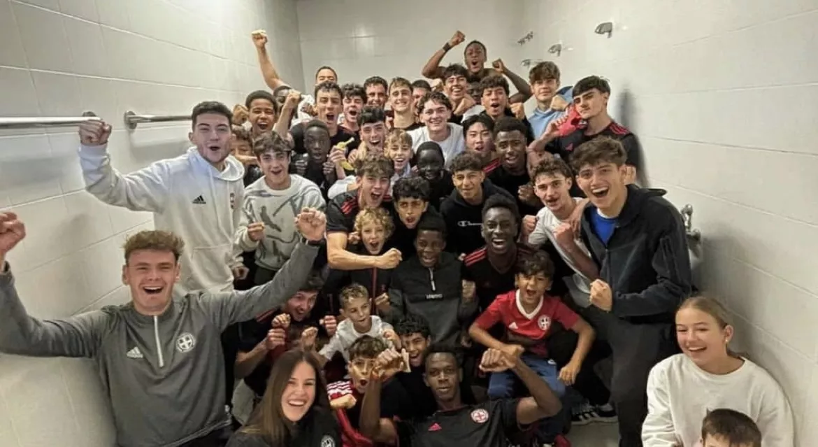 Jugadores del Internacional de Huesca celebran el triunfo sobre el Ontiñena.