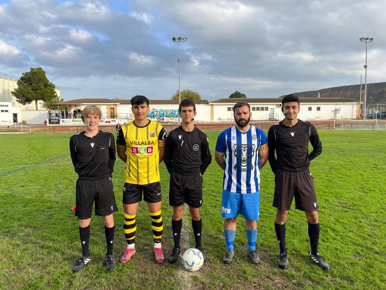 Árbitro y capitanes del Alcolea-Graus. Foto de archivo. Foto: Adri Mora