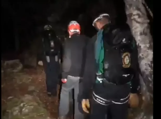 La Guardia Civil rescata un senderista zaragozano que se desorientó al sufrir una caída y salirse del sendero en el barranco de Pondiellos. La Guardia Civil rescata un senderista zaragozano que se desorientó al sufrir una caída y salirse del sendero en el barranco de Pondiellos.