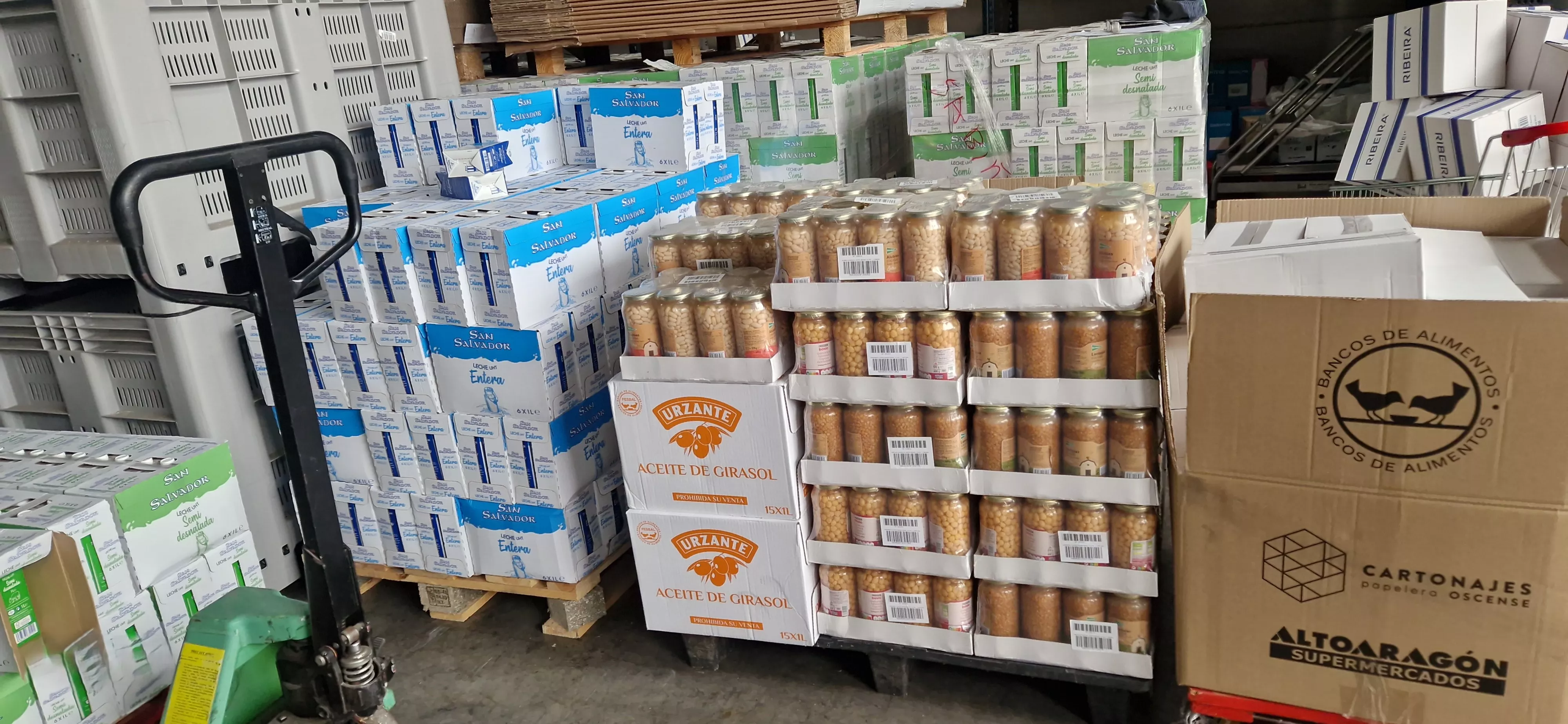 Banco de Alimentos de Huesca recogiendo ayuda para Valencia. Foto Myriam Martínez