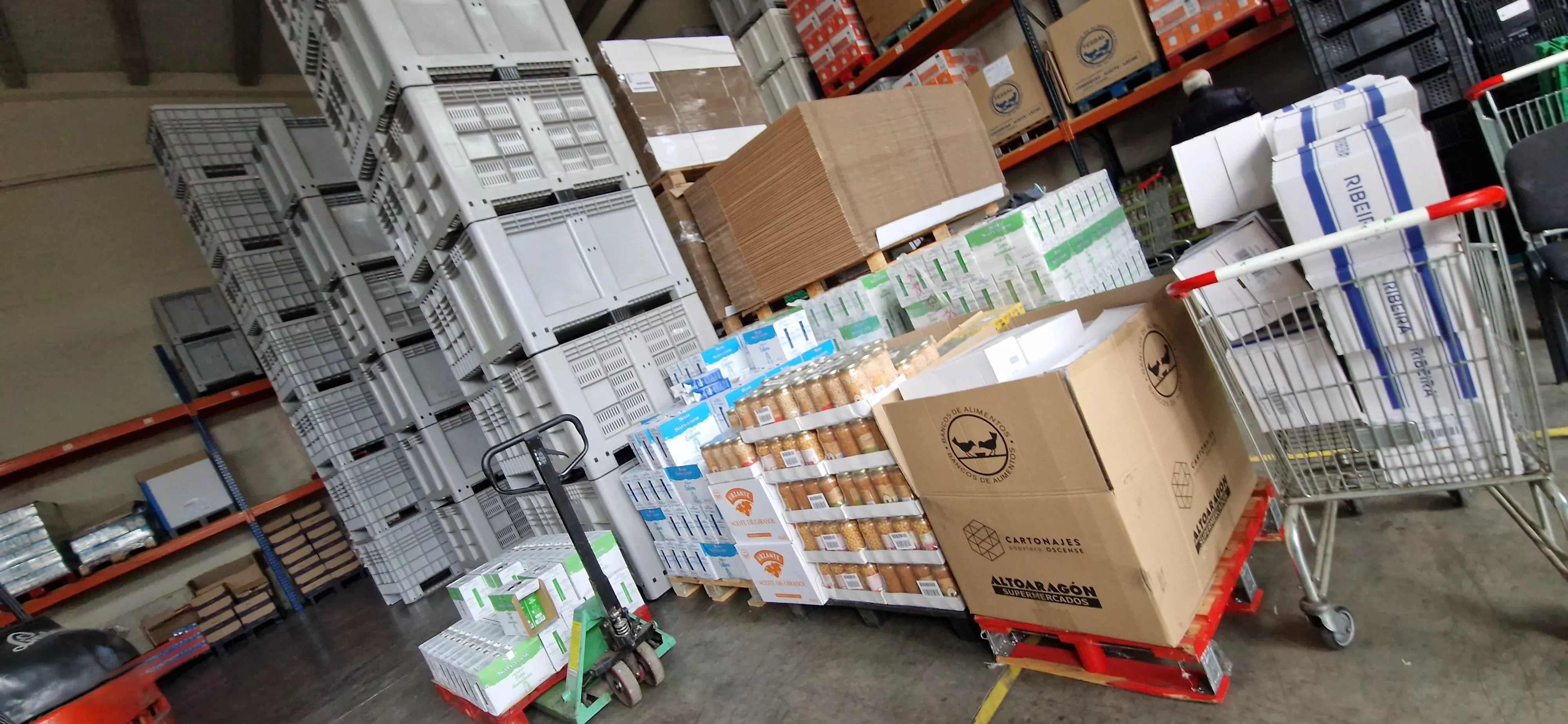 Banco de Alimentos de Huesca recogiendo ayuda para Valencia. Foto Myriam Martínez