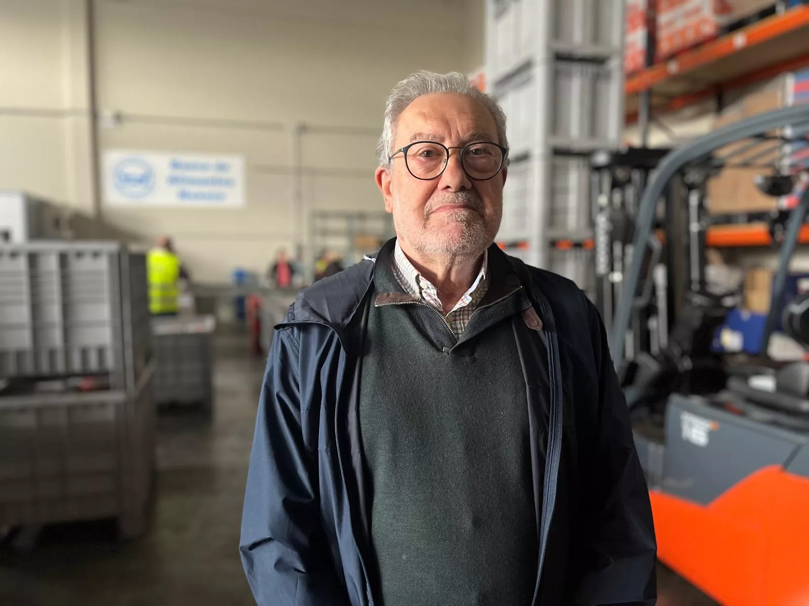 Paco Llinares, voluntario del Banco de Alimentos de Huesca recogiendo ayuda para Valencia. Foto Myriam Martínez