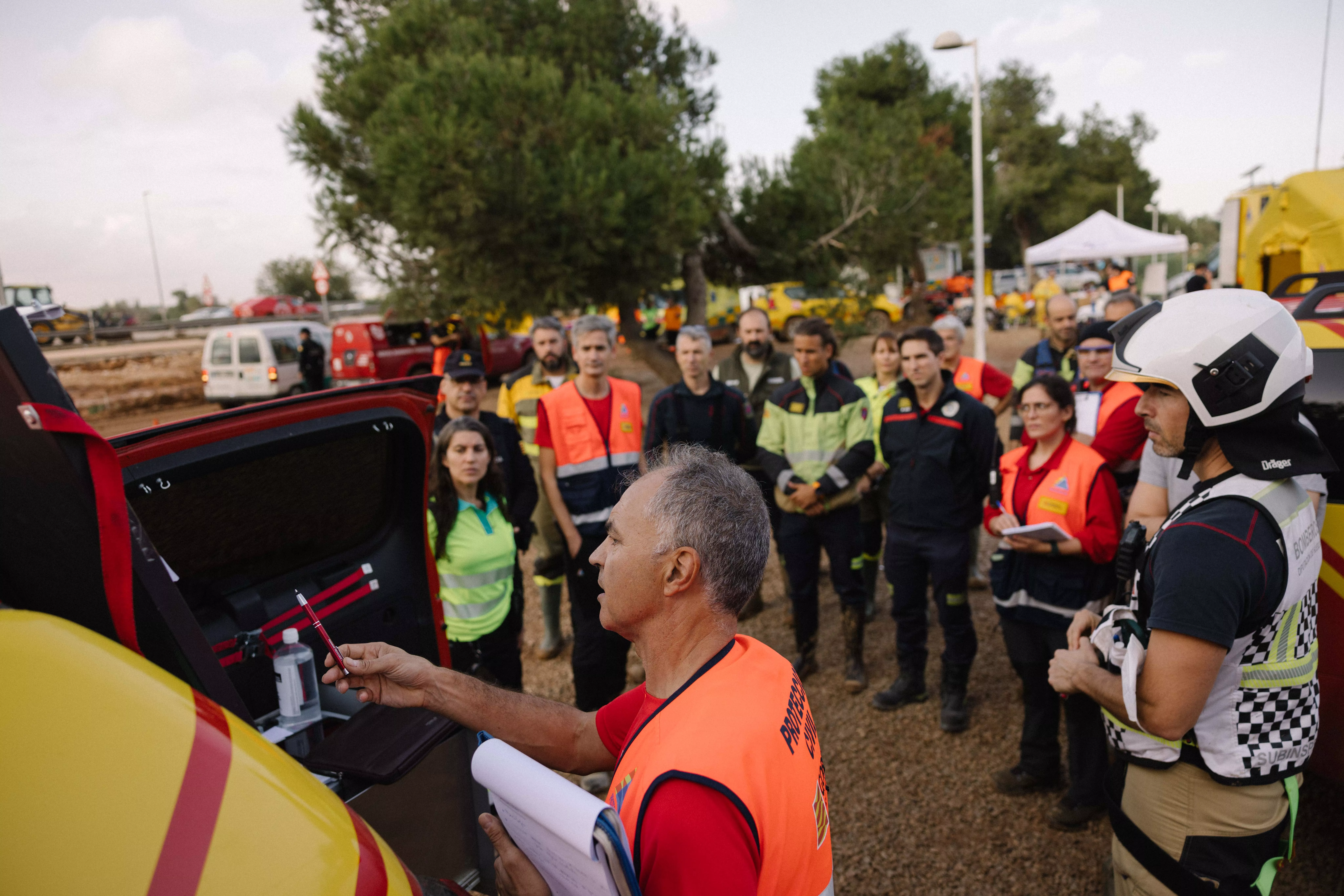 Trabajos de distintos cuerpos aragoneses en Catarroja. Foto E. Ezequiel (DGA)