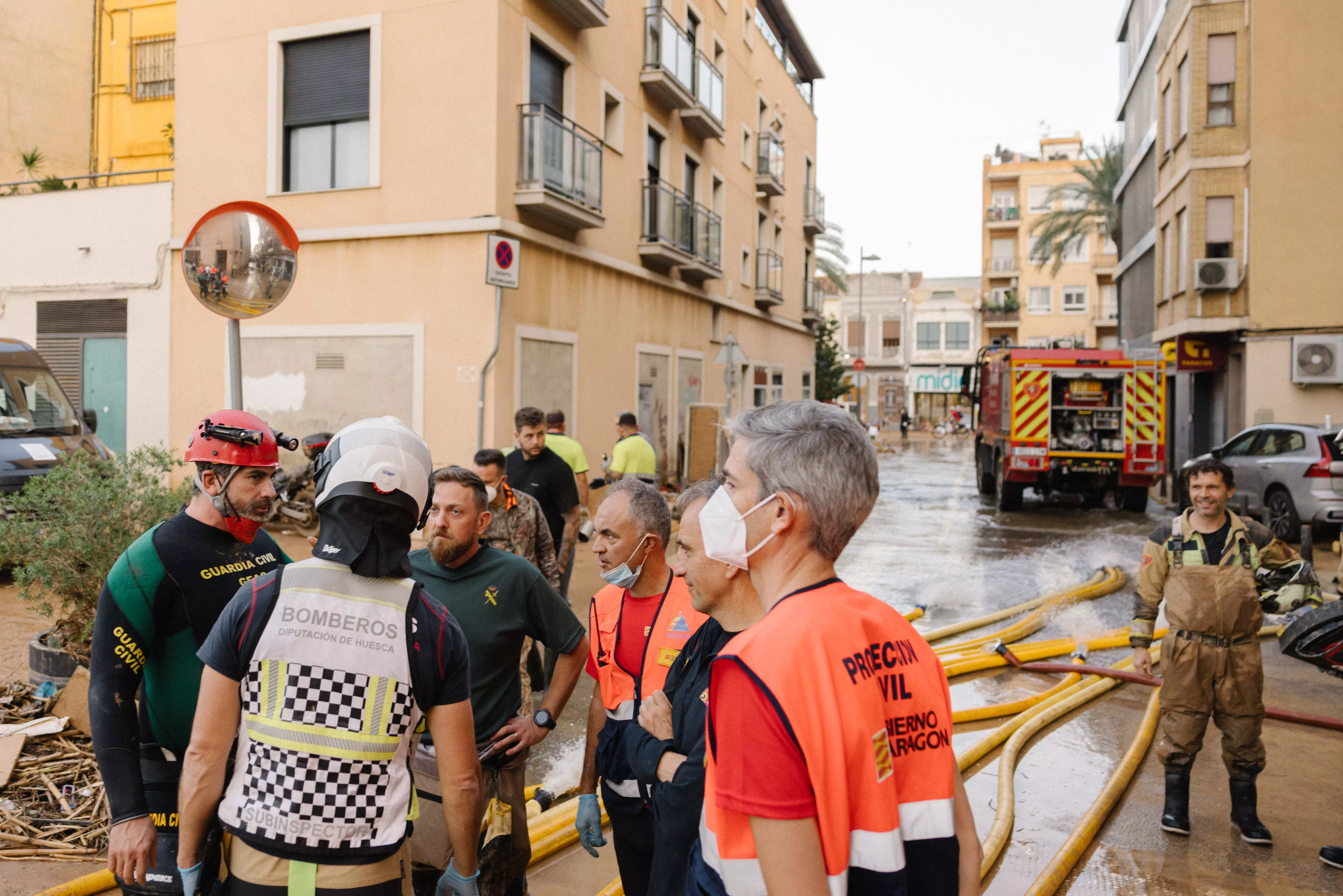 Trabajos de distintos cuerpos aragoneses en Catarroja. Foto E. Ezequiel (DGA)