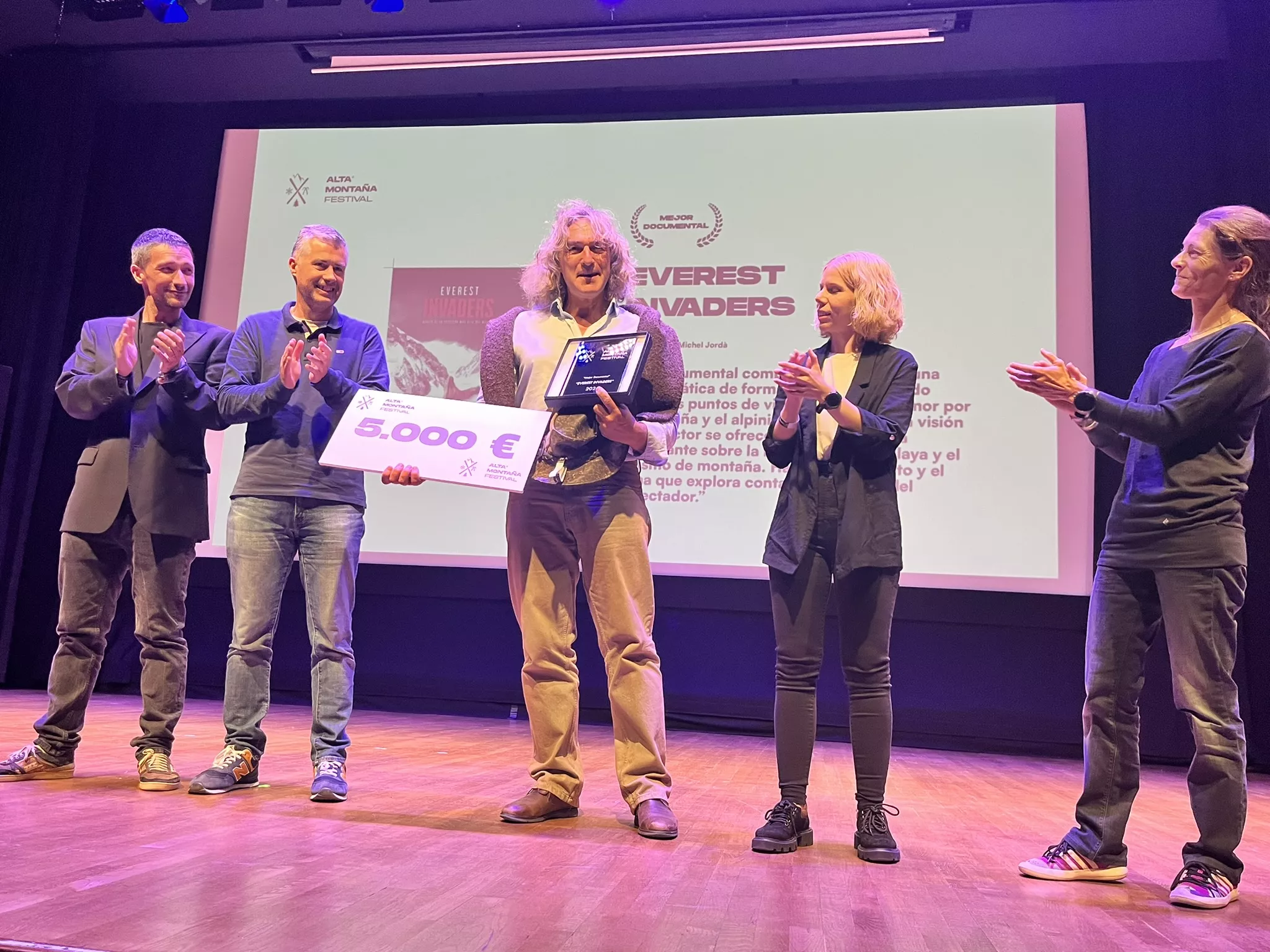 Jean-Michel Jordá, director de 'Everest Invaders', recoge el premio al mejor documental.