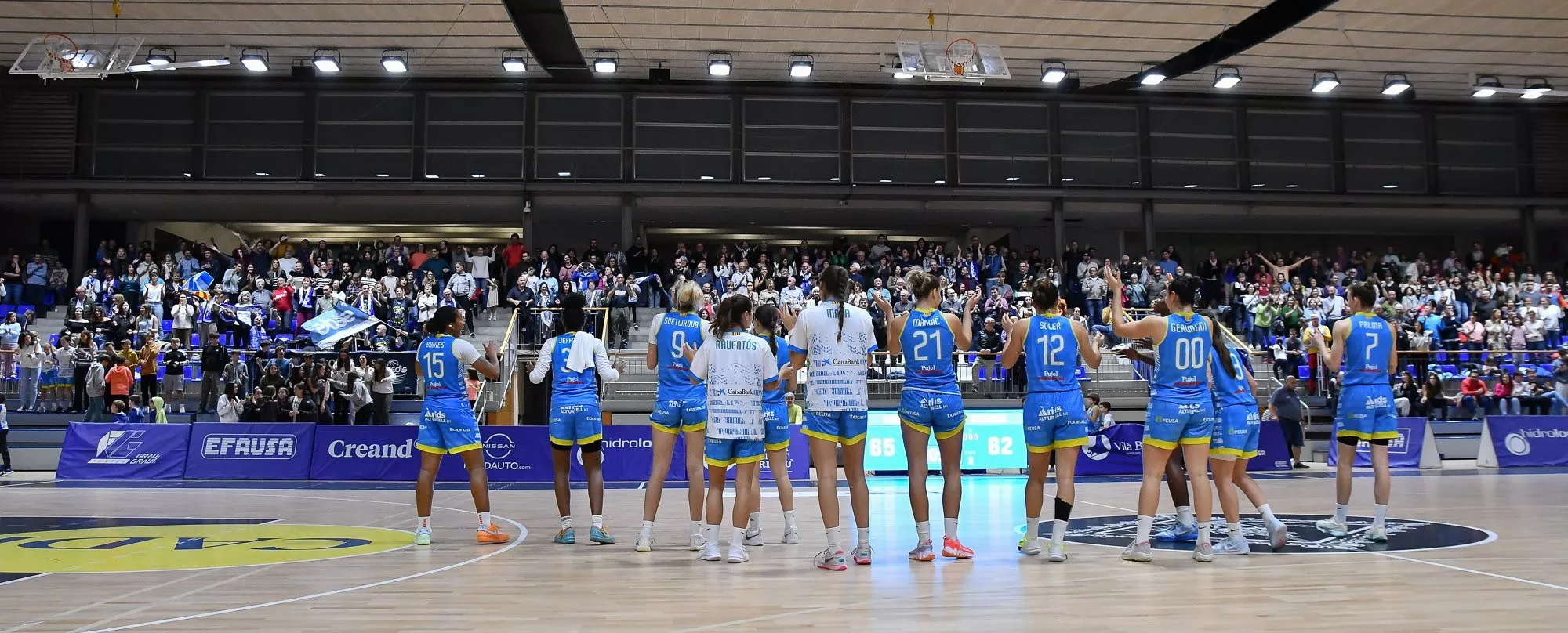 Mata, de espaldas con camiseta blanca, aplaude junto a sus compañeras a la afición tras la victoria ante Gernika. Foto: Agustí Peña