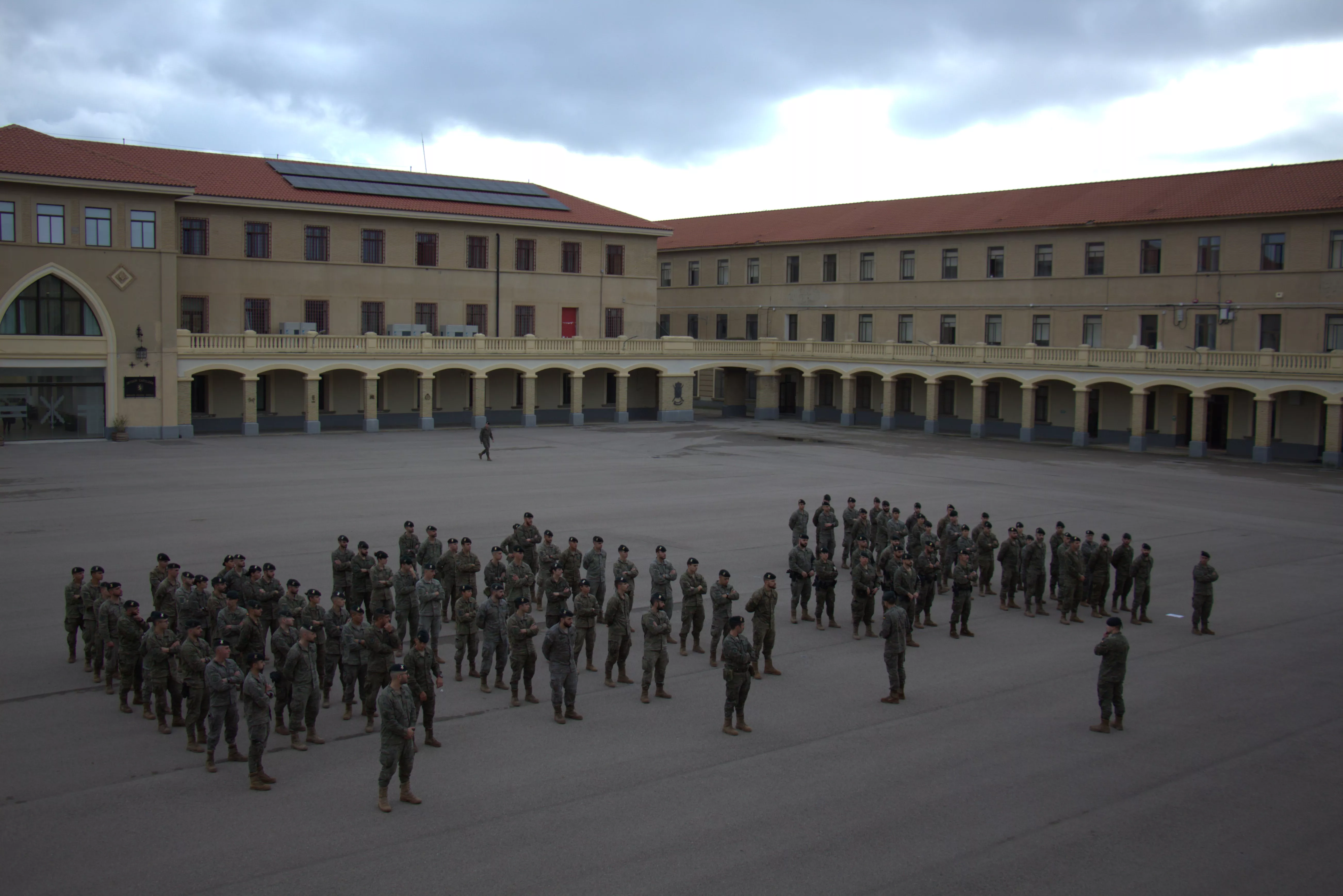 Fuerzas en el patio del Acuartelamiento Sancho Ramírez
