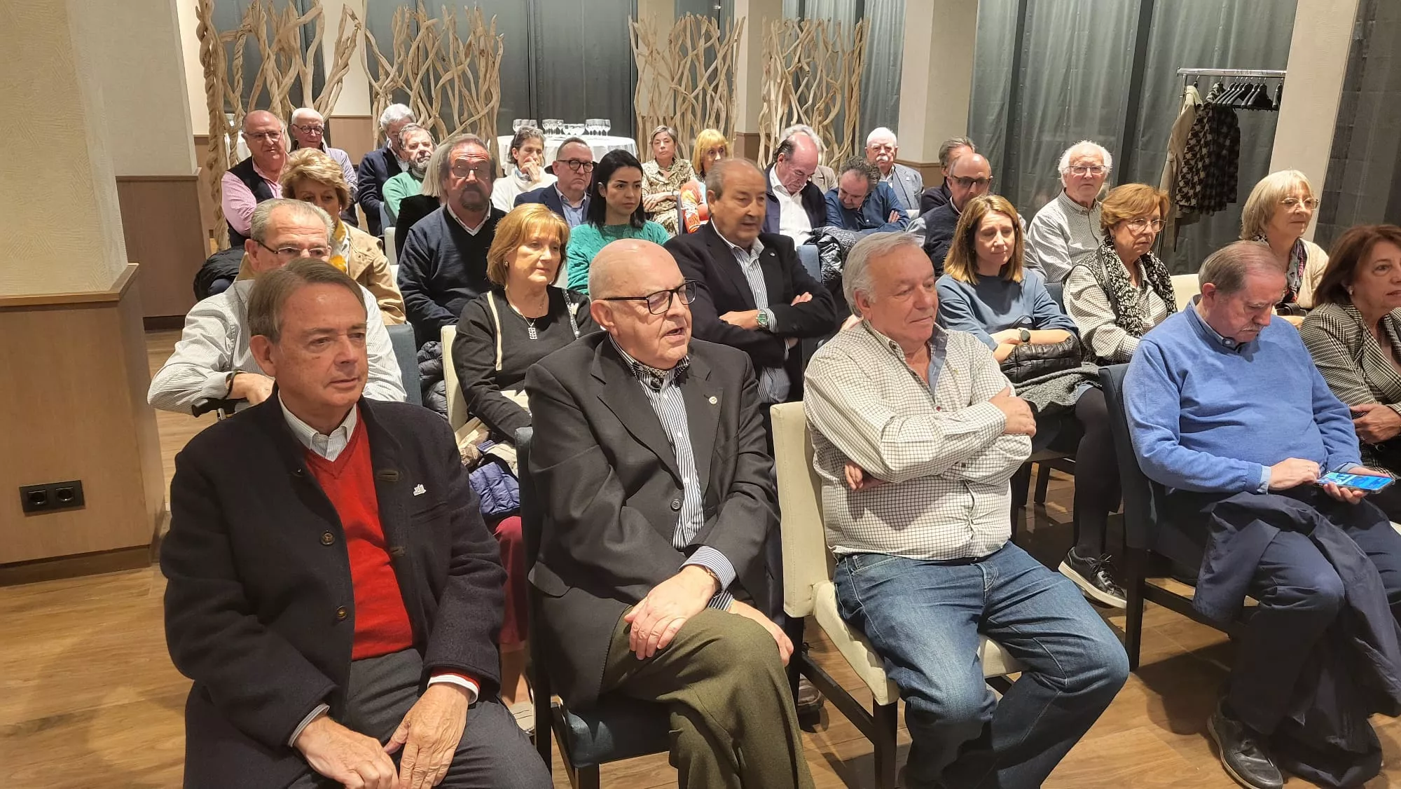 Conferencia de Feliciano Llanas ante el Rotary Club de Huesca