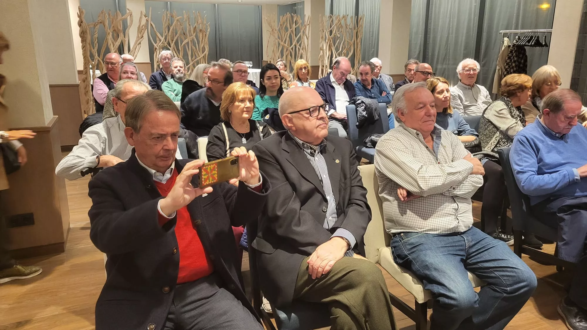 Conferencia de Feliciano Llanas ante el Rotary Club de Huesca