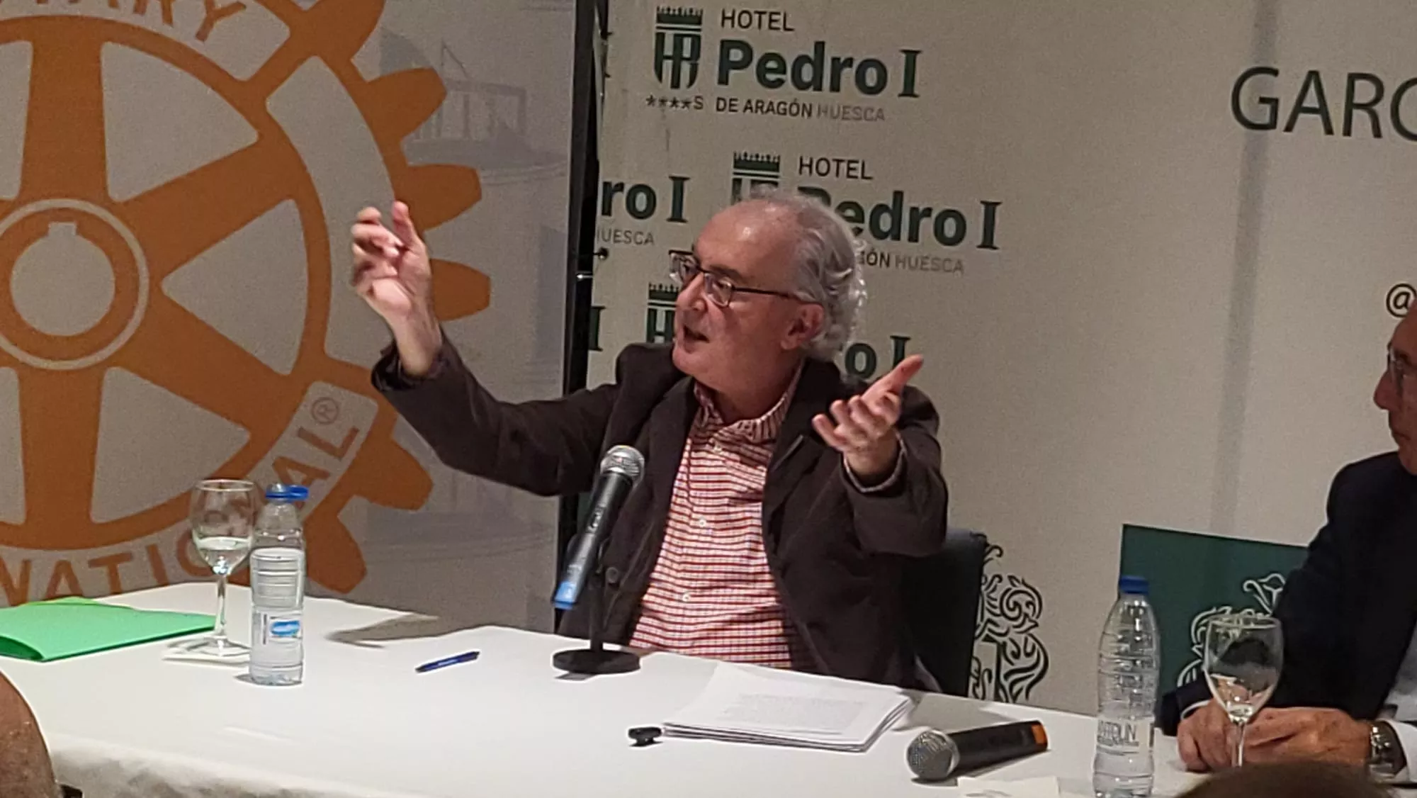 Conferencia de Feliciano Llanas ante el Rotary Club de Huesca