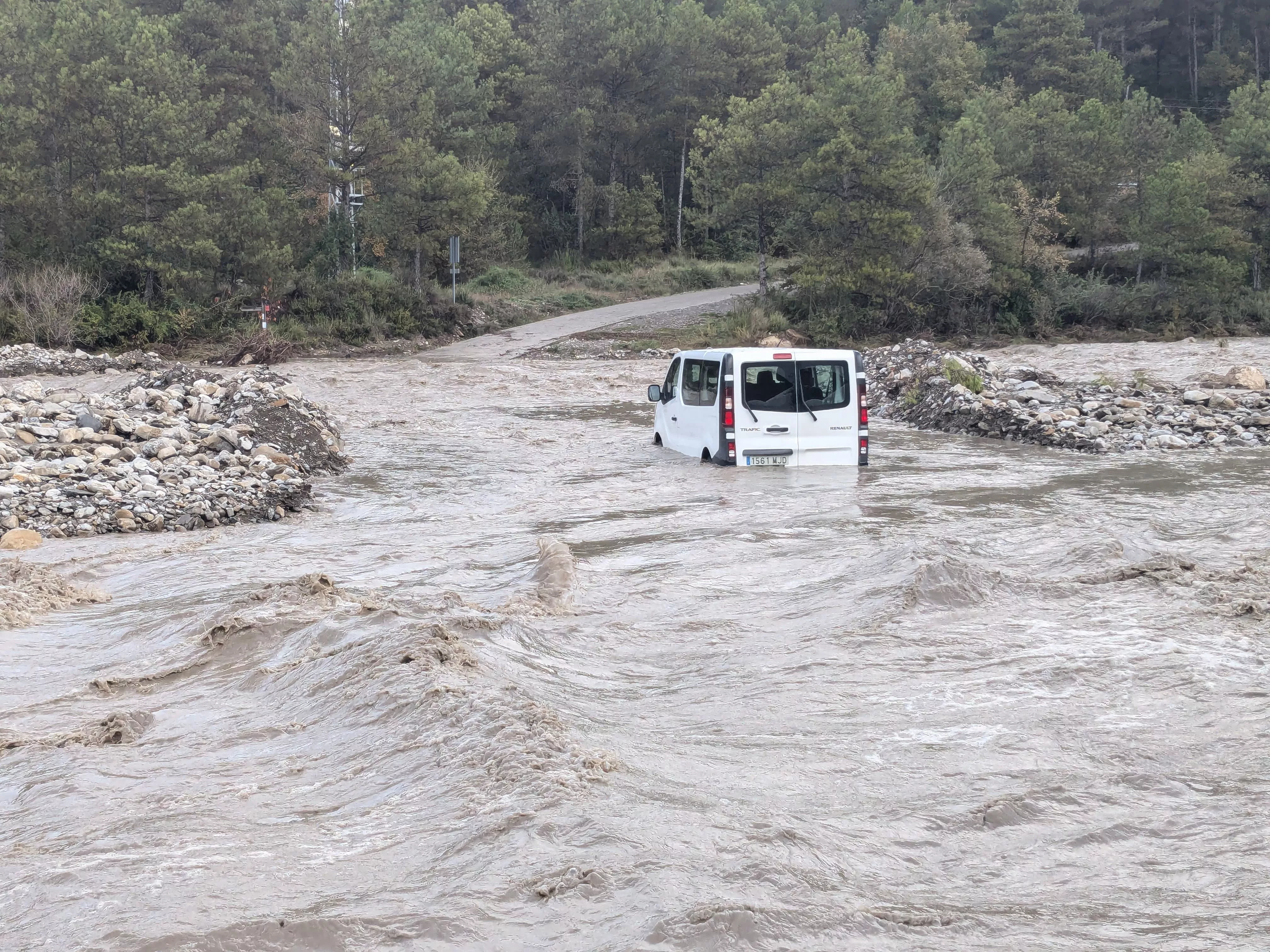 Furgoneta tratando de cruzar el río Lanata, con abundante caudal y acumulación de gravas y piedras, una de las consecuencias de las lluvias en Aínsa. Furgoneta tratando de cruzar el río Lanata, con abundante caudal y acumulación de gravas y piedras, una de las consecuencias de las lluvias en Aínsa.