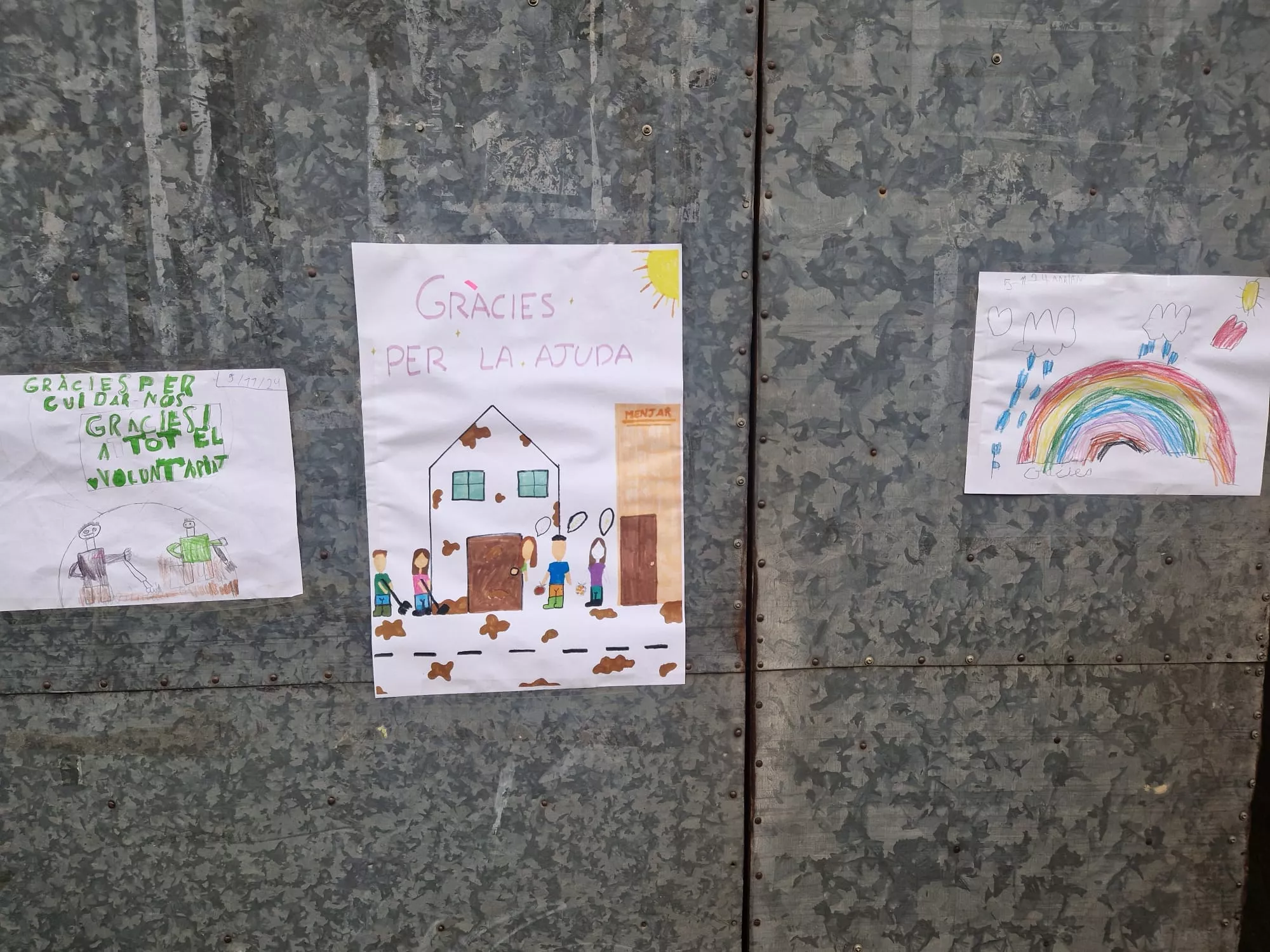 Dibujos en las paredes de agradecimiento a los agricultores de Aega.