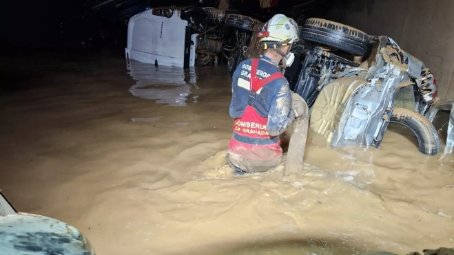 Bomberos, ayudados por tractores de Aega Bomberos, ayudados por tractores de Aega