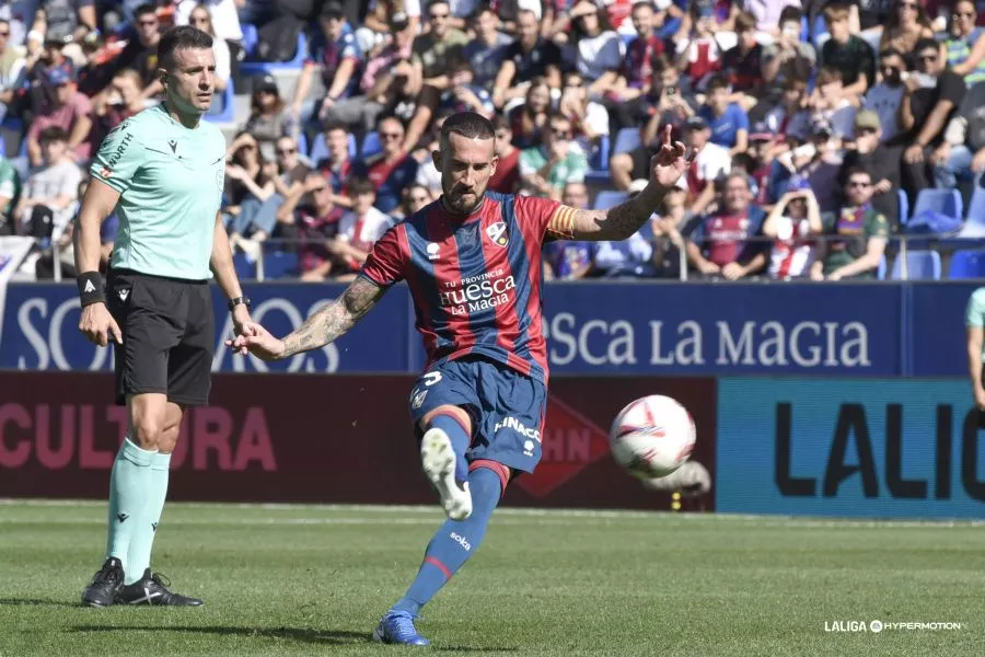 Óscar Sielva lanza una falta.  Uno de los veteranos