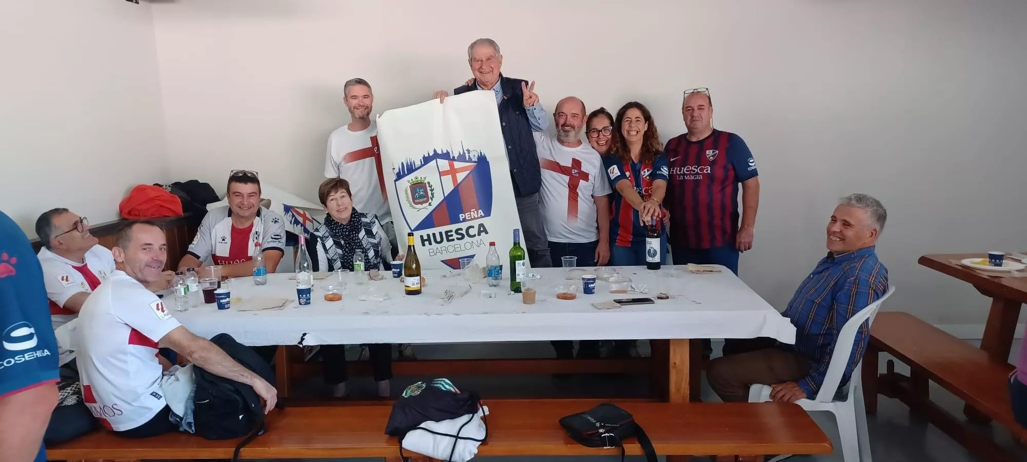 La Peña de la SD Huesca Barcelona, fieles seguidores del equipo oscense. 