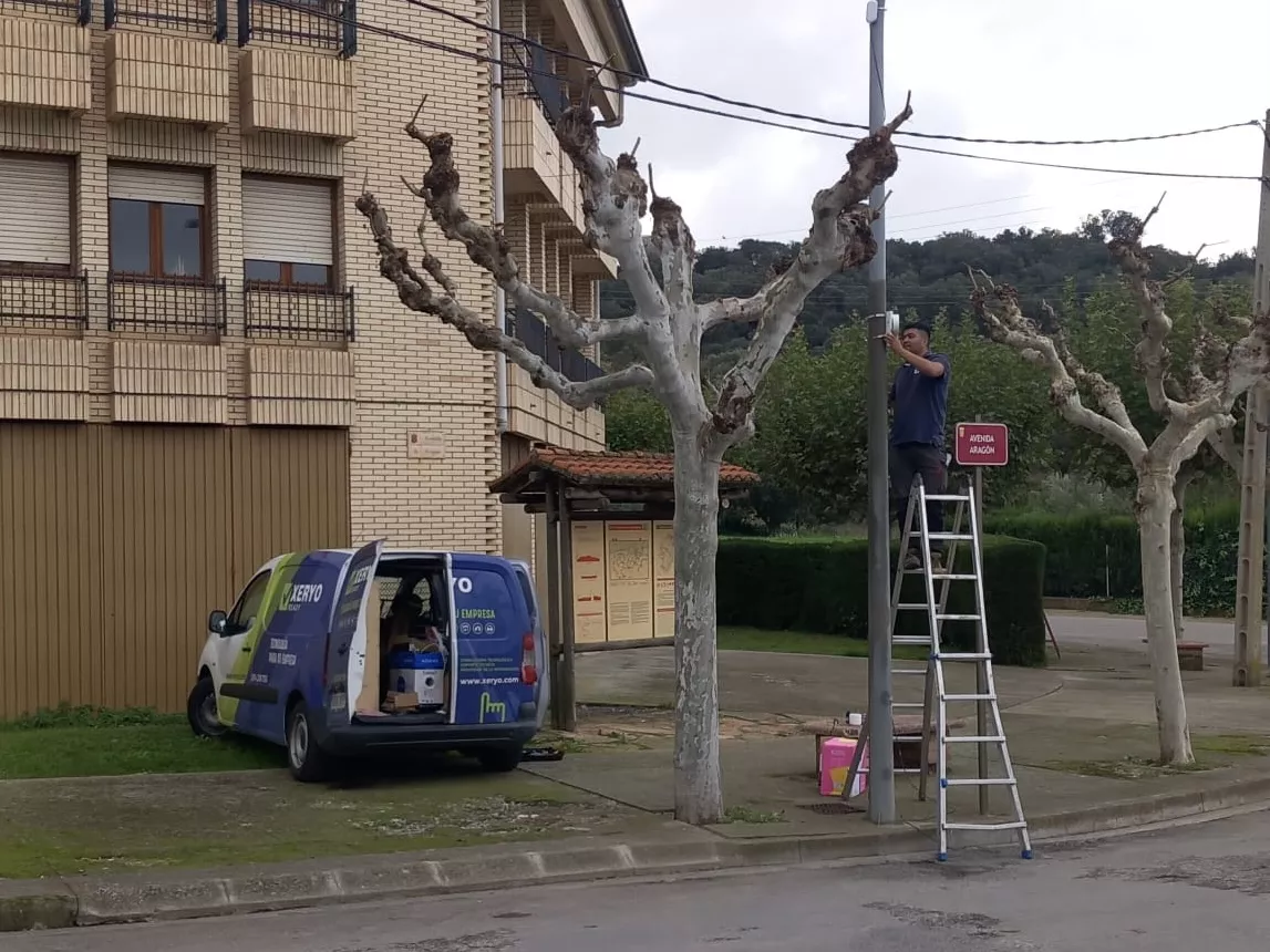Instalación de cámaras en Estadilla.