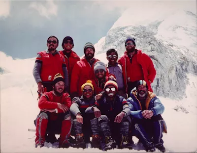 Expedición aragonesa al Barunse. Pepe Díaz, primero por la derecha, agachado