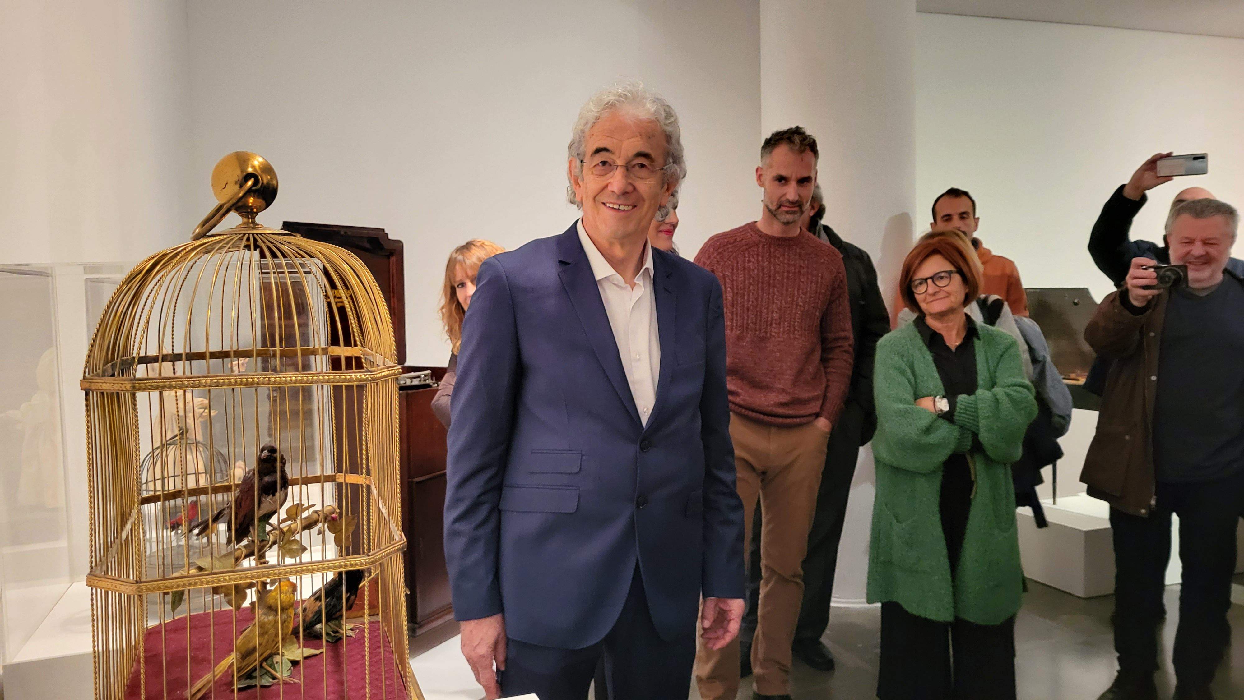 José Luis Mur junto a uno de los artilugios en la inauguración de la exposición en la sala de la DPH