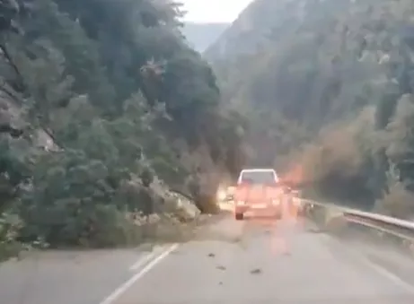 Imagen de archivo de uno de los desprendimientos tras la dana junto al túnel de las Devotas en la A-138.