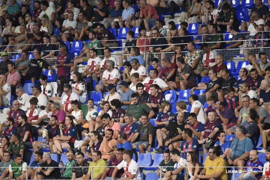 Público en El Alcoraz, donde se disputará la final de la Copa de la Reina de fútbol entre Barcelona y Atlético de Madrid