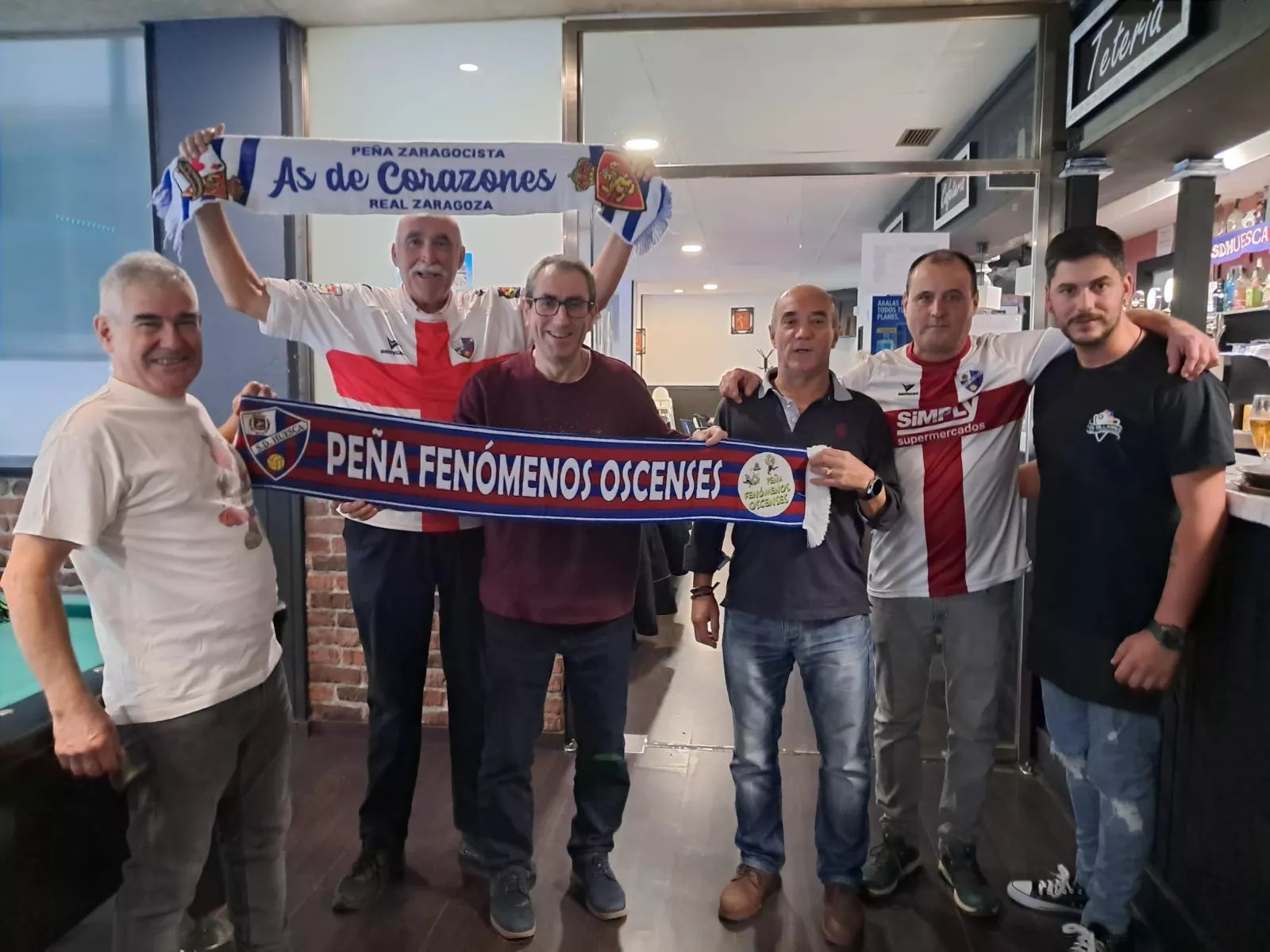Fenomenos Oscenses y As de Corazones. En la previa del derbi, abrazos, en el partido cada uno con el suyo y, al final, otra vez amistad