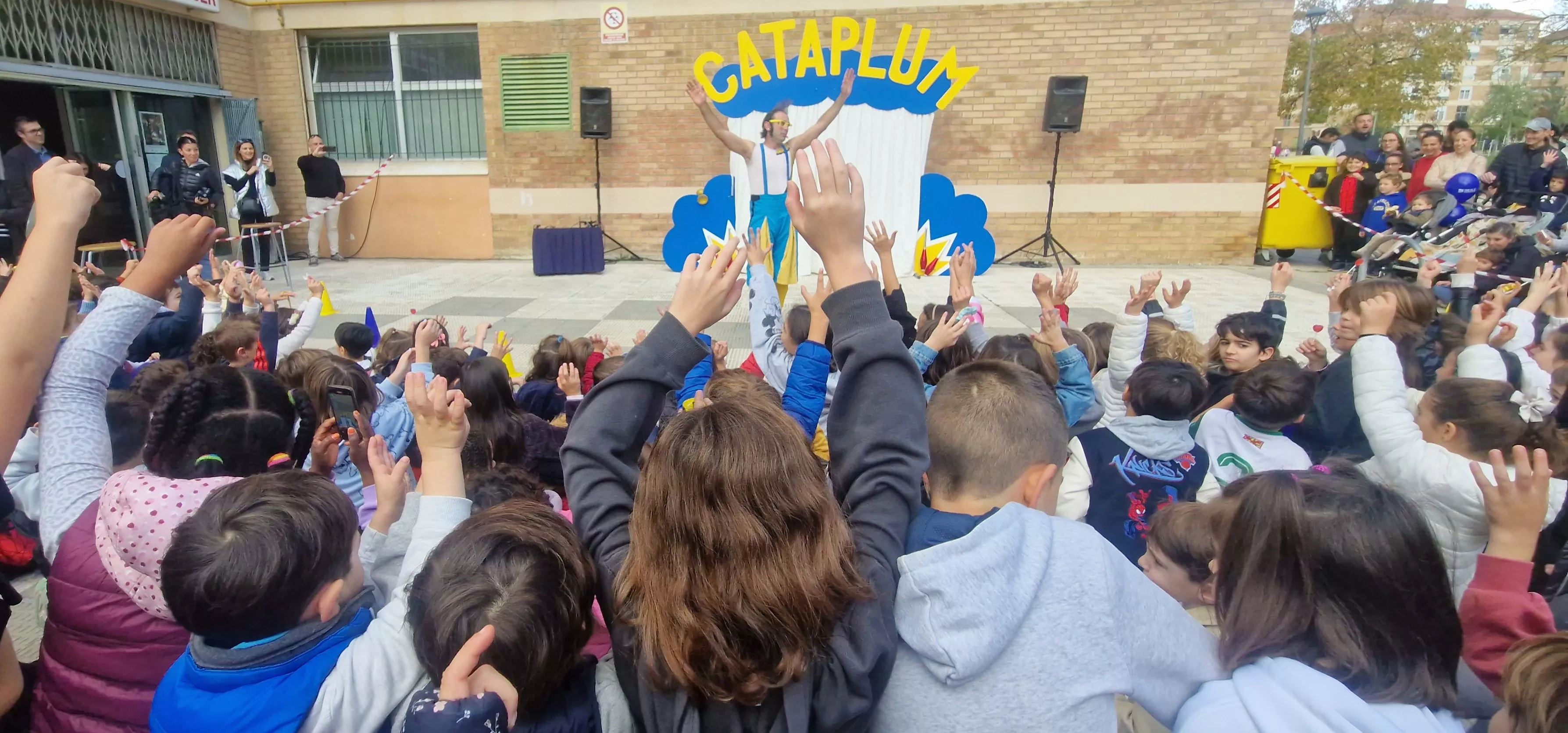 Comienzo de las fiestas del barrio de San Martín, con La Raspa Artes Escénicas. Foto Myriam Martínez 