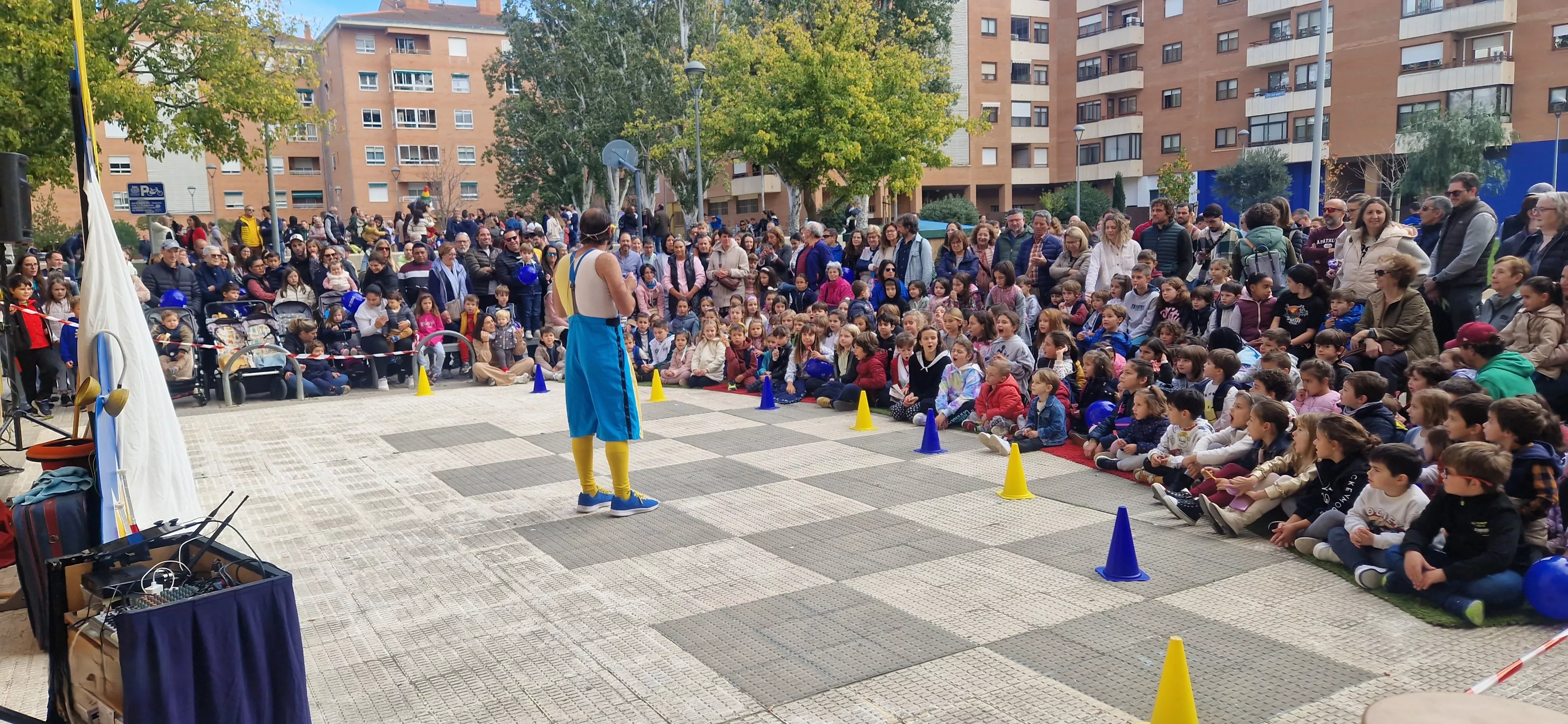 Comienzo de las fiestas del barrio de San Martín, con La Raspa Artes Escénicas. Foto Myriam Martínez 