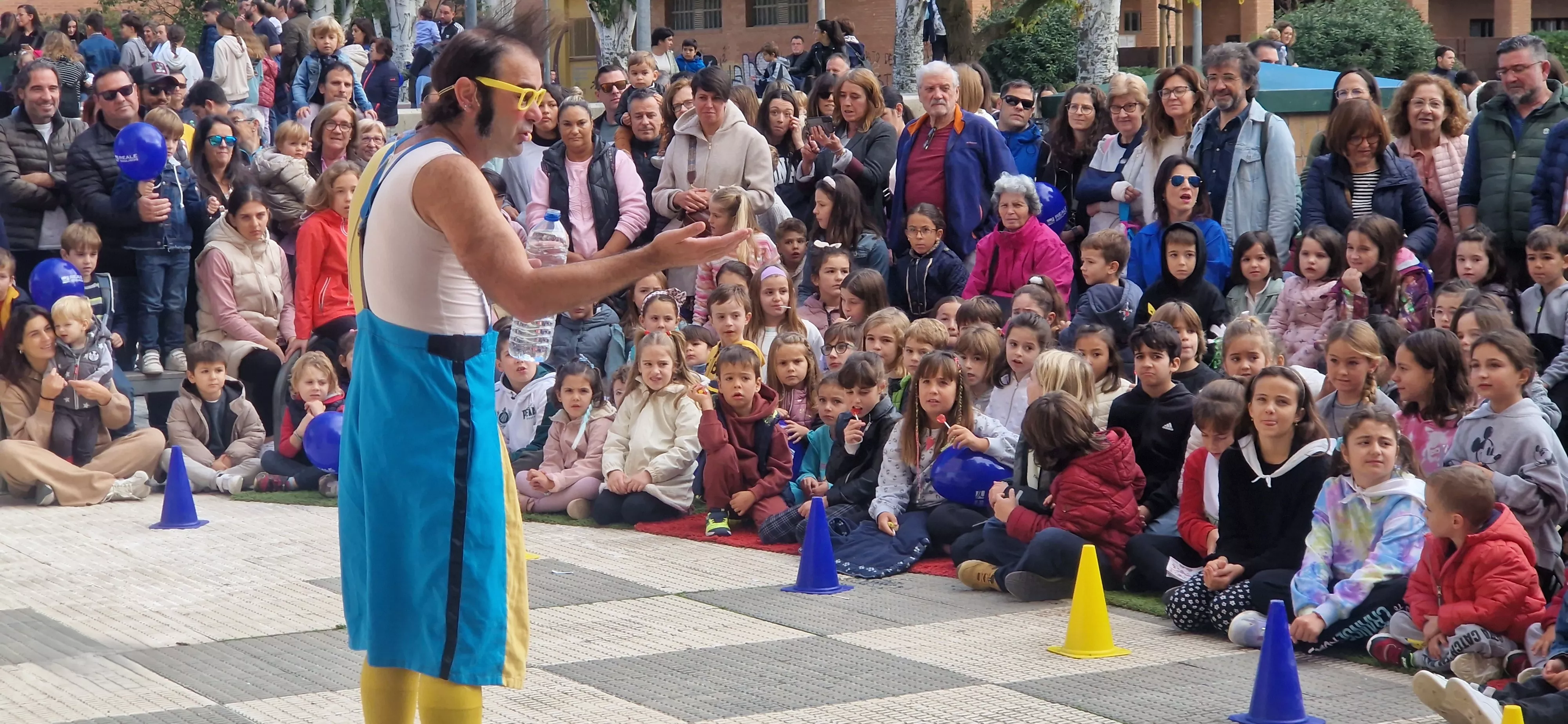 Comienzo de las fiestas del barrio de San Martín, con La Raspa Artes Escénicas. Foto Myriam Martínez 
