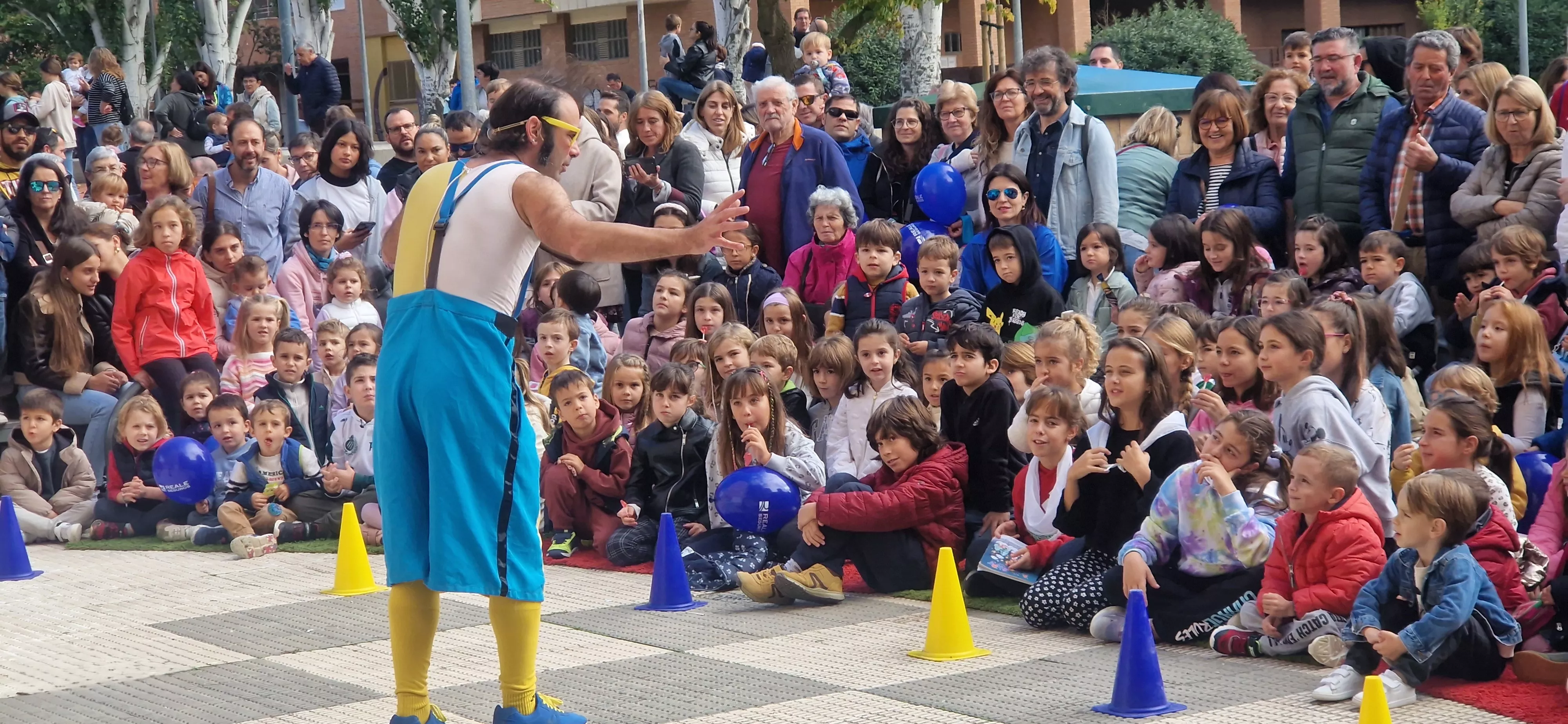 Comienzo de las fiestas del barrio de San Martín, con La Raspa Artes Escénicas. Foto Myriam Martínez 