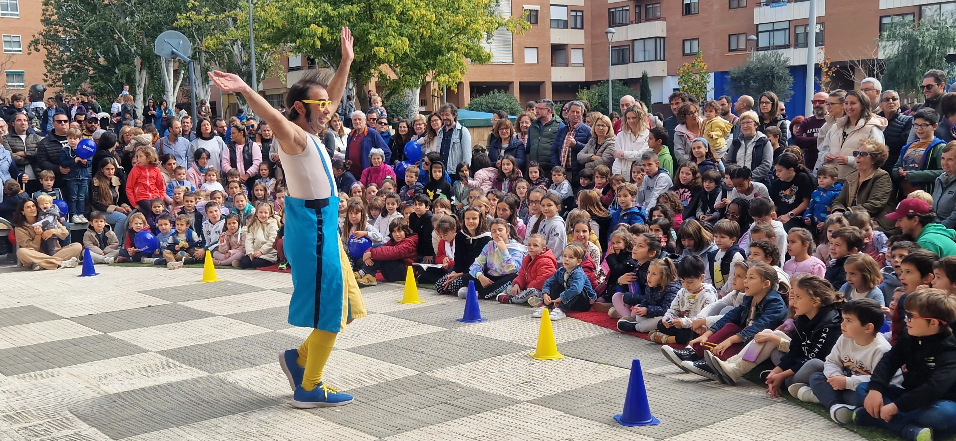 Román ha actuado con La Raspa Artes Escénicas para los numerosos niños y niñas que han acudido. Foto Myriam Martínez 