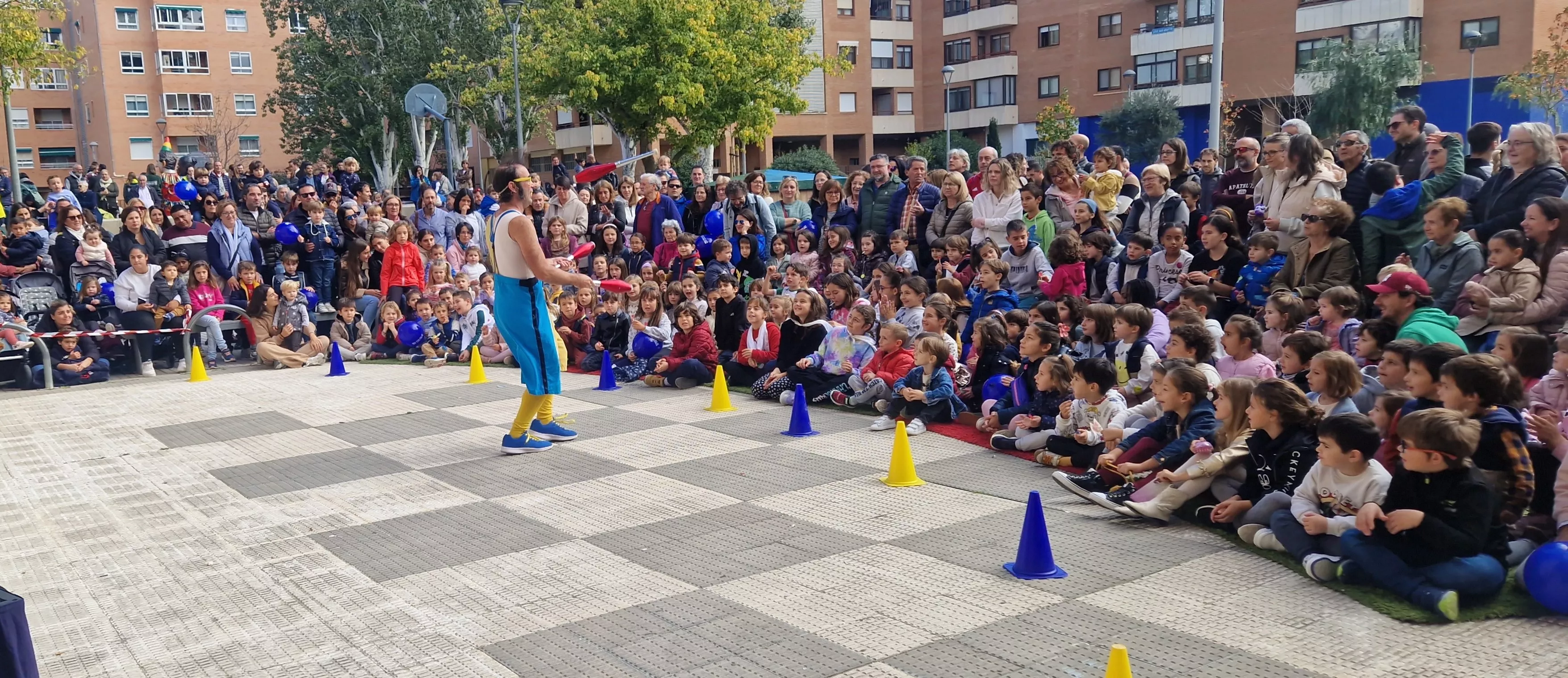 Comienzo de las fiestas del barrio de San Martín, con La Raspa Artes Escénicas. Foto Myriam Martínez 