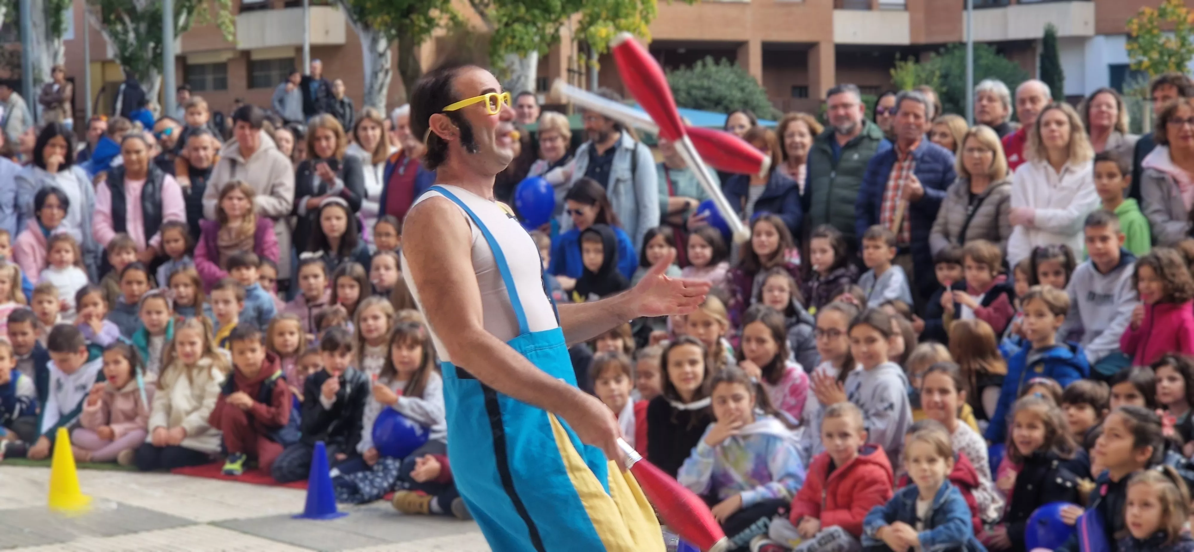 Comienzo de las fiestas del barrio de San Martín, con La Raspa Artes Escénicas. Foto Myriam Martínez 