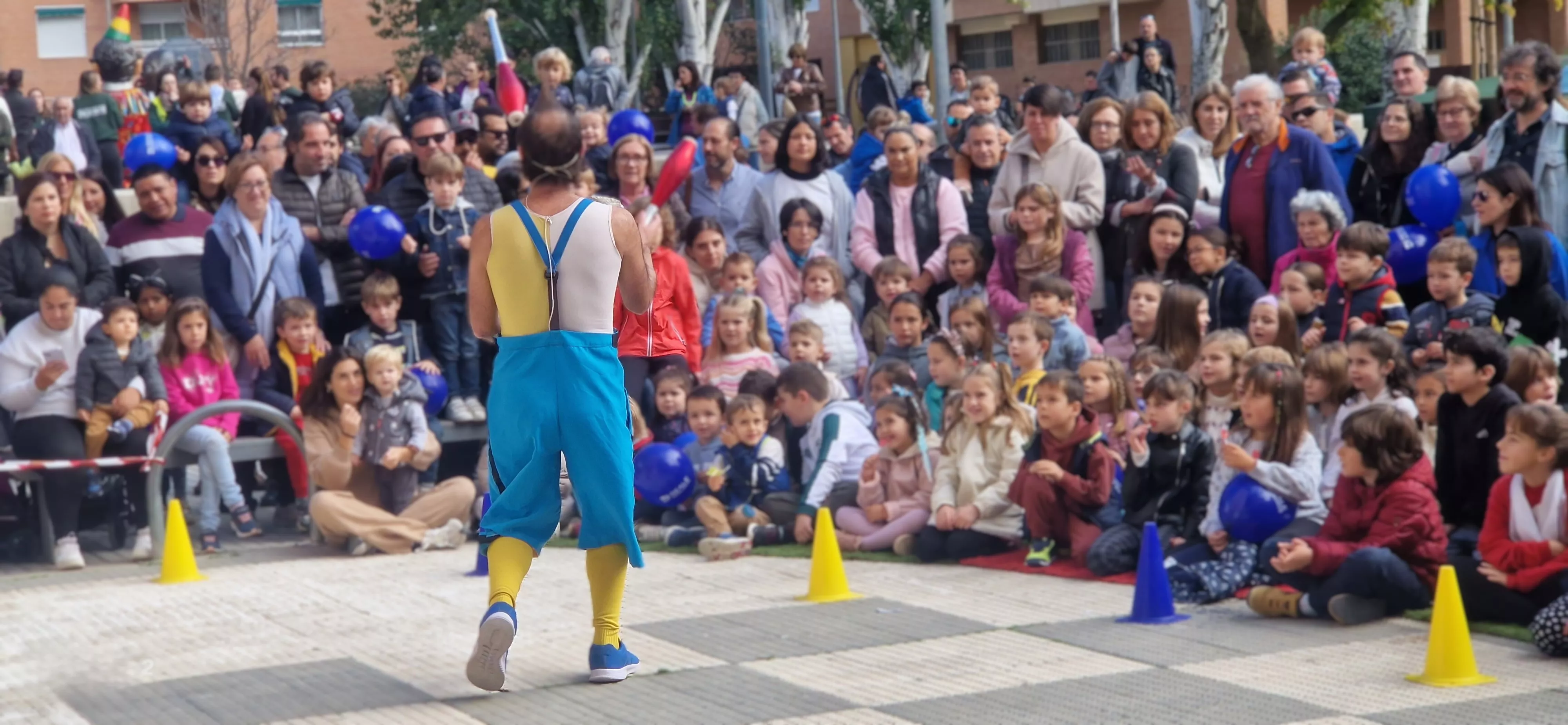 Comienzo de las fiestas del barrio de San Martín, con La Raspa Artes Escénicas. Foto Myriam Martínez 