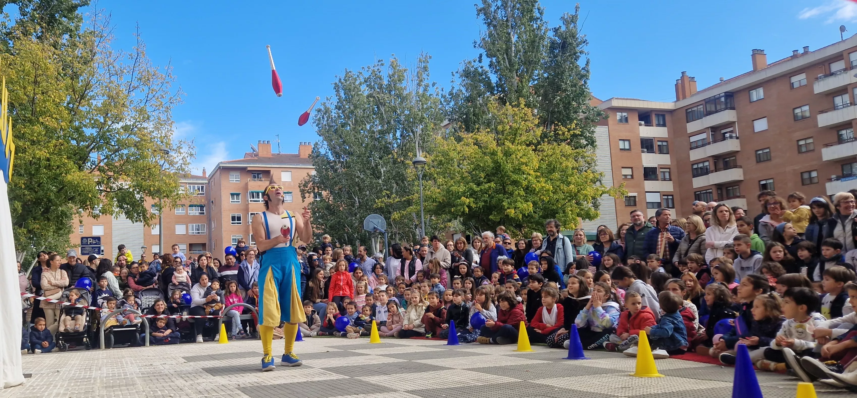 Comienzo de las fiestas del barrio de San Martín, con La Raspa Artes Escénicas. Foto Myriam Martínez 