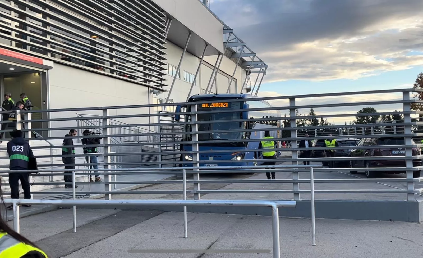 Autobús del Real Zaragoza junto a El Alcoraz en uno de los últimos derbis. Foto: Adri Mora