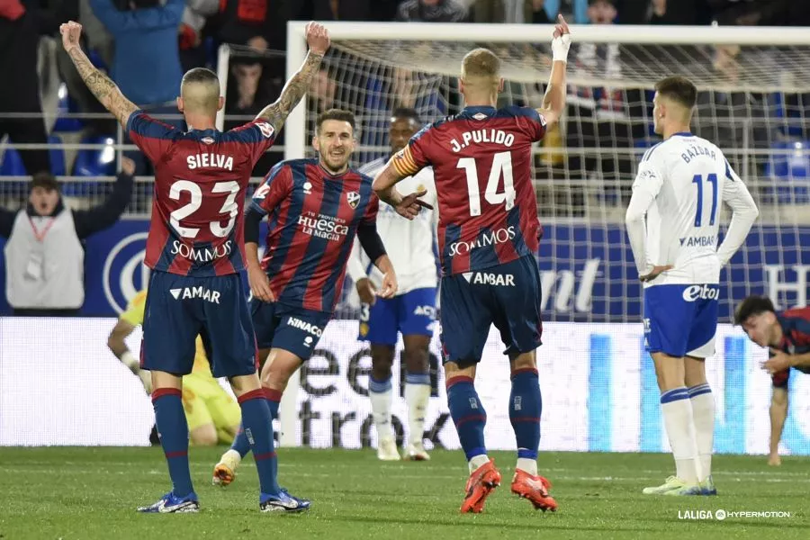 Sielva y Pulido levantan los brazos tras el gran gol de Gerard Valentín al Real Zaragoza. Foto: LaLiga