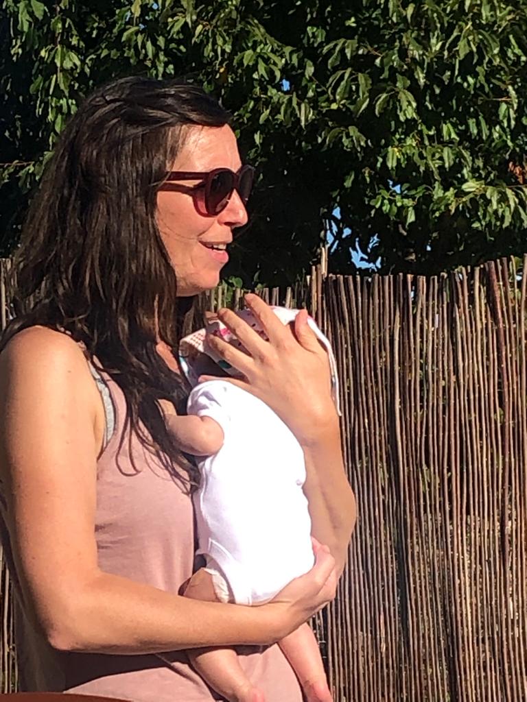 Beatriz, con Ada. Ha conseguido la ampliación del permiso de paternidad en diez semanas