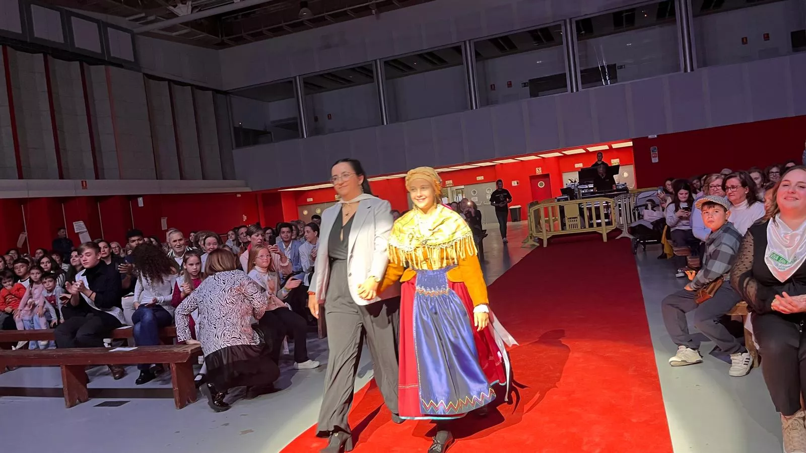 Acto de presentación de las mairalesas y mainate de las fiestas de San Martín 2024. Foto Mercedes Manterola