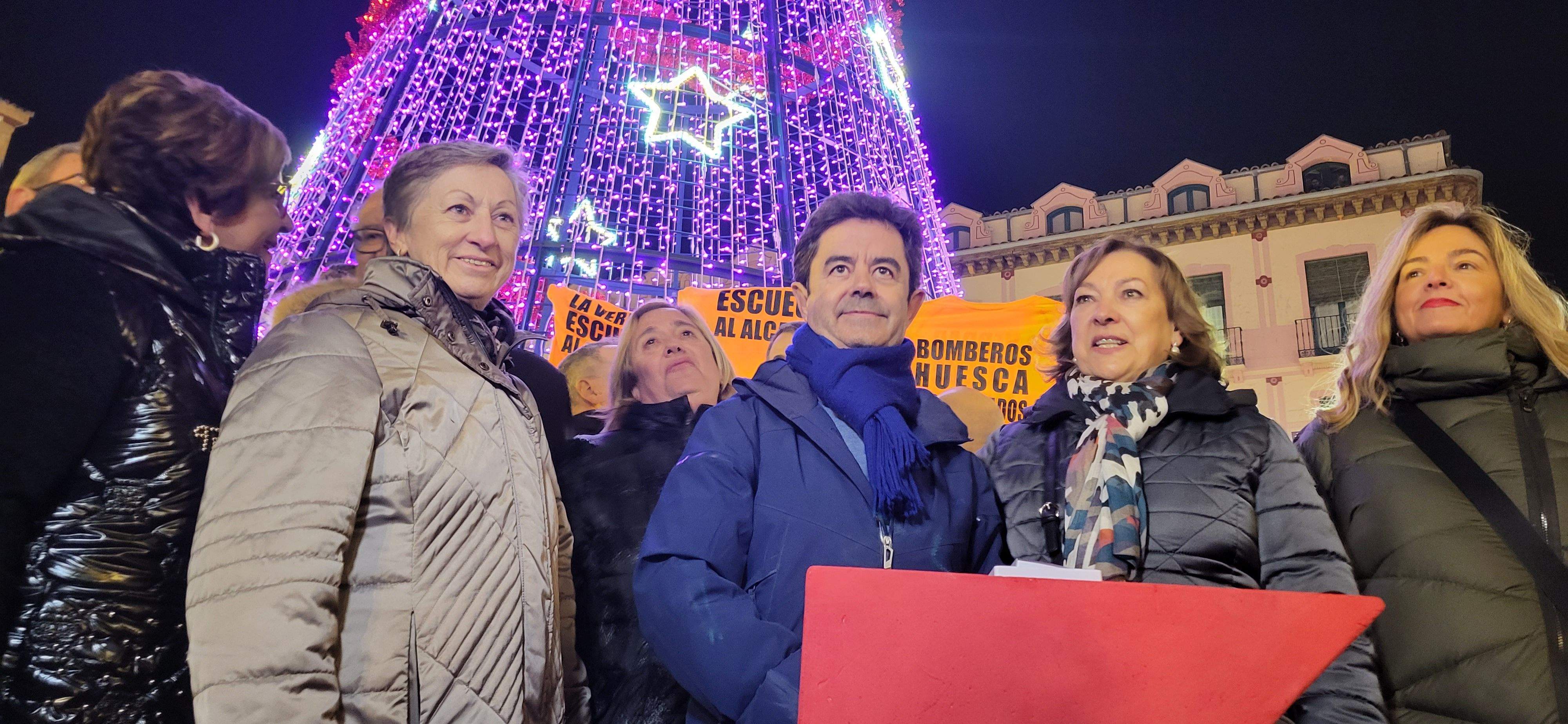 Imágenes del encendido navideño, reparto de chocolate y la pista de hielo en la plaza López Allué. Foto Myriam Martínez