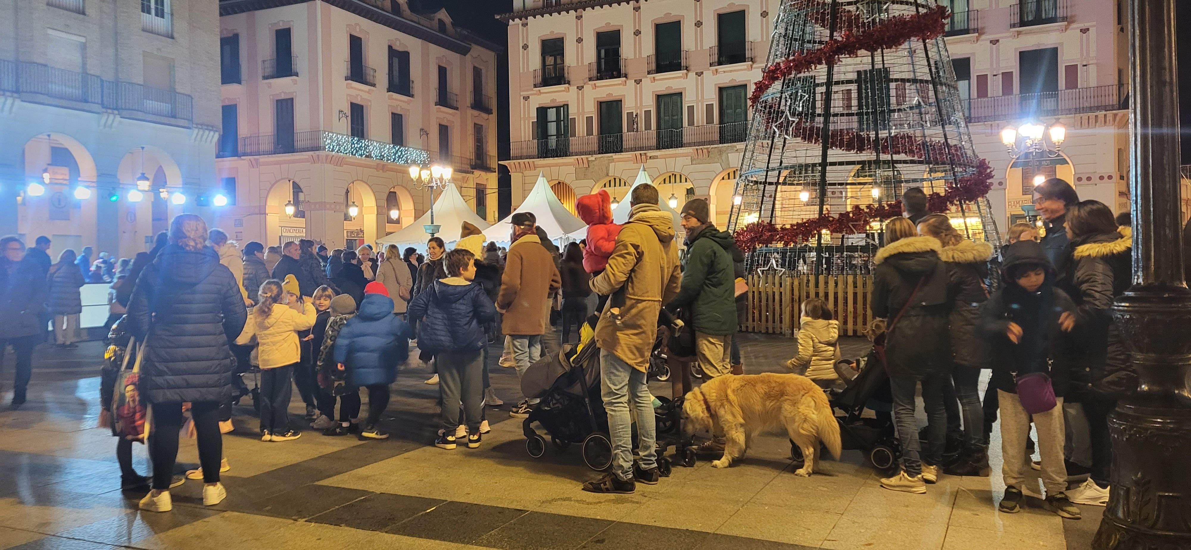 Imágenes del encendido navideño, reparto de chocolate y la pista de hielo en la plaza López Allué. Foto Myriam Martínez