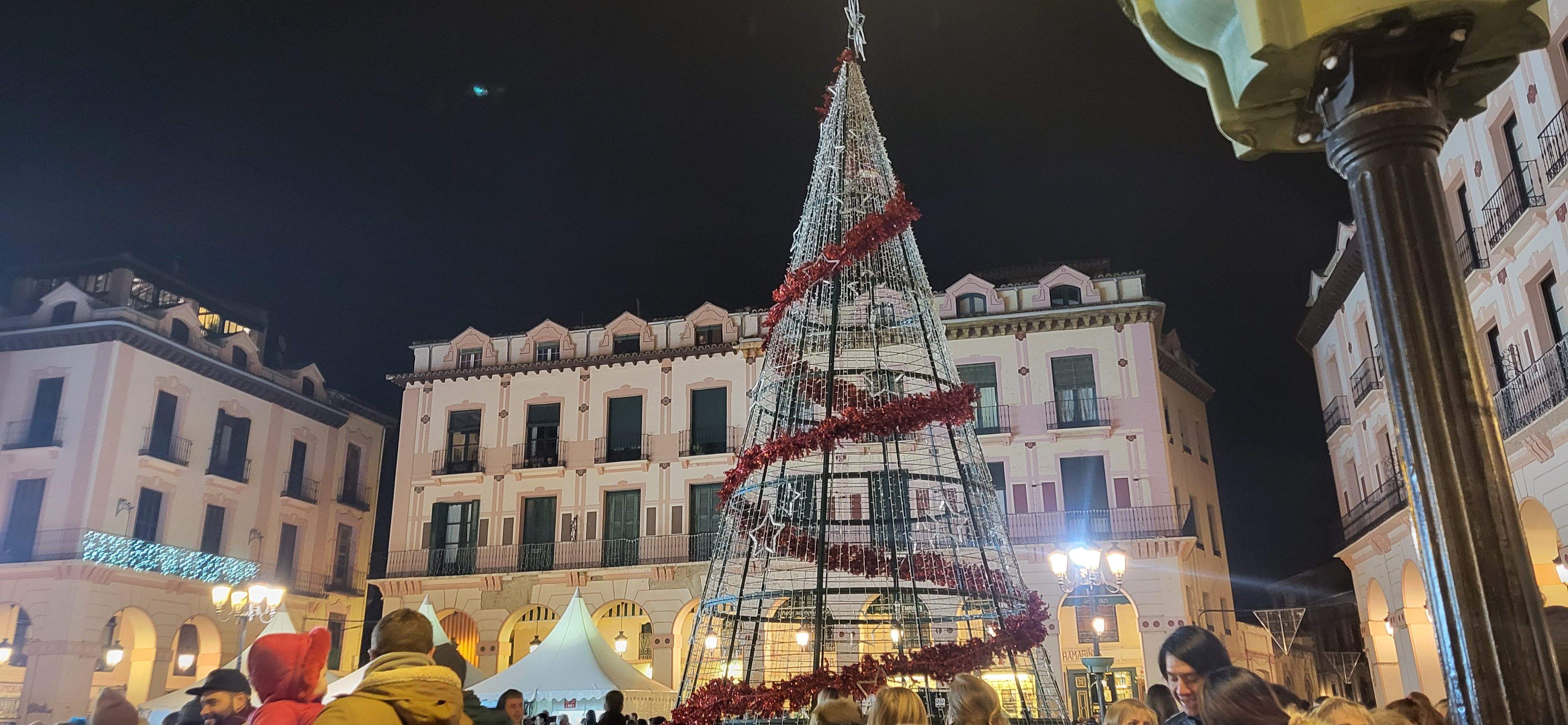 Imágenes del encendido navideño, reparto de chocolate y la pista de hielo en la plaza López Allué. Foto Myriam Martínez