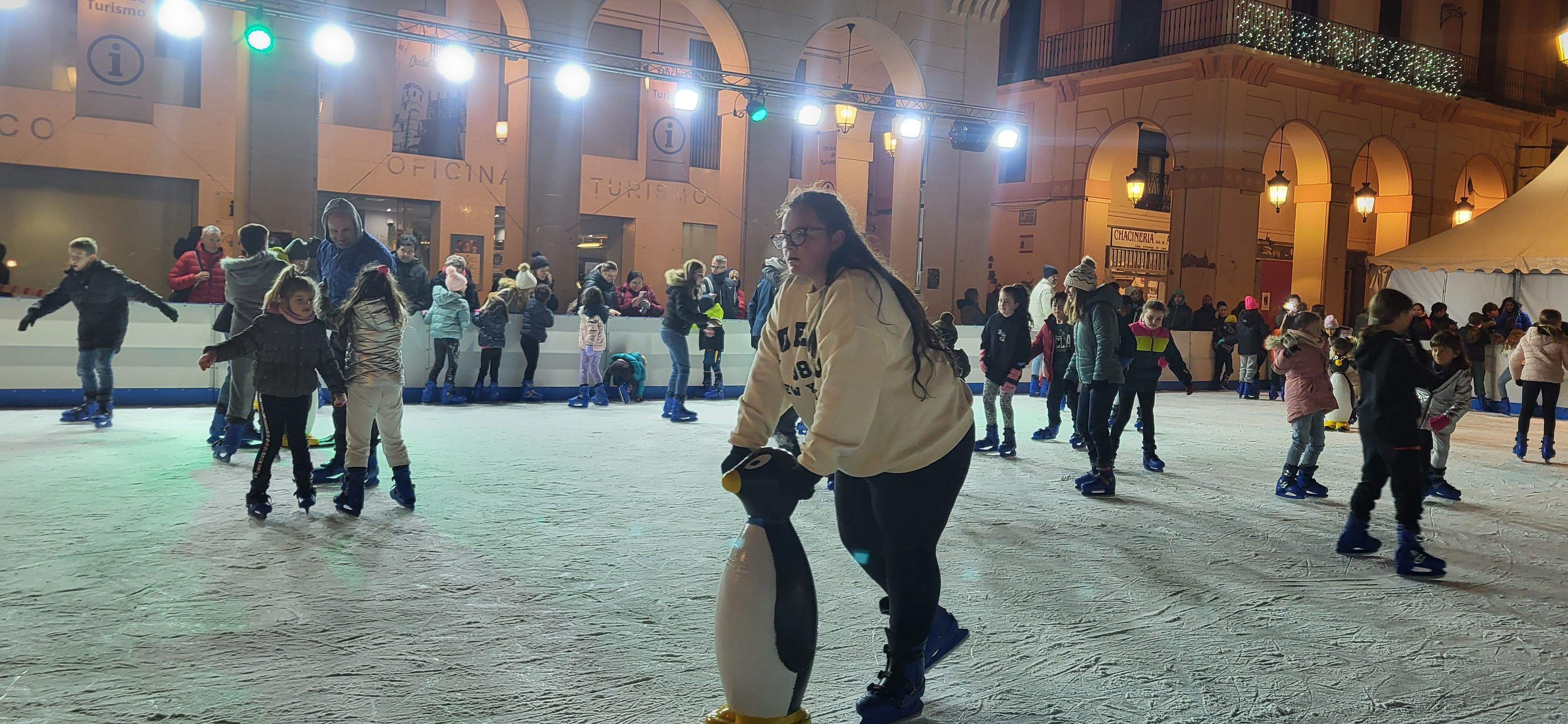 Imágenes del encendido navideño, reparto de chocolate y la pista de hielo en la plaza López Allué. Foto Myriam Martínez