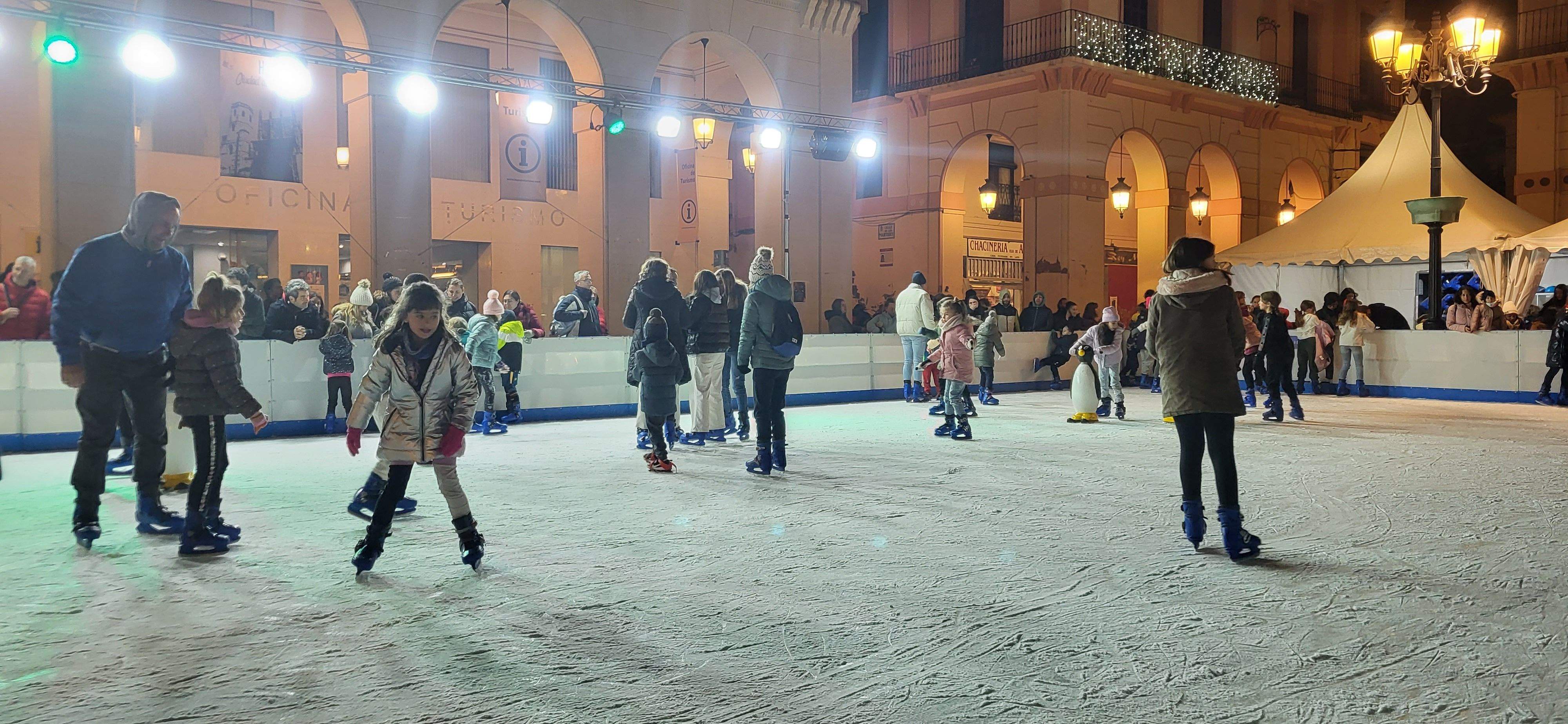 Imágenes del encendido navideño, reparto de chocolate y la pista de hielo en la plaza López Allué. Foto Myriam Martínez