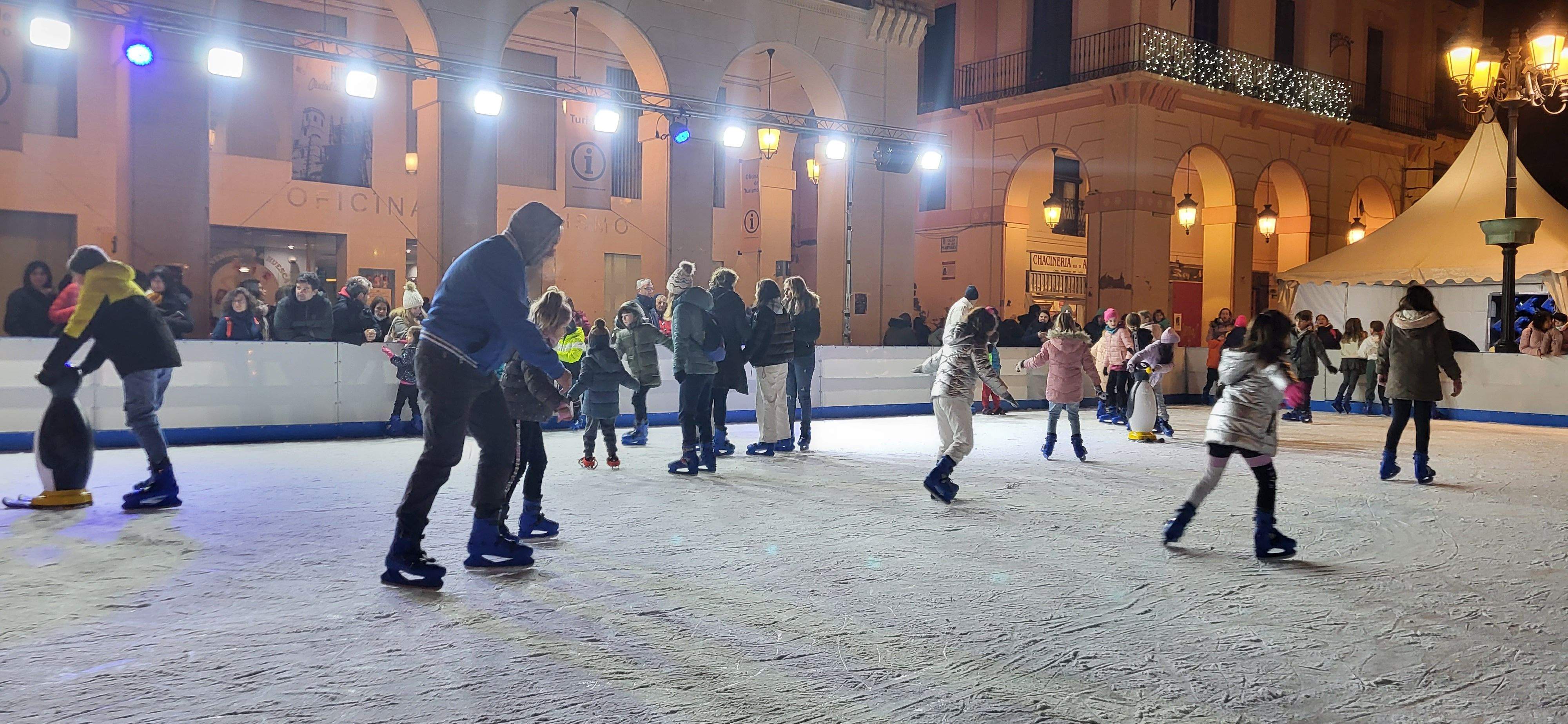 Imágenes del encendido navideño, reparto de chocolate y la pista de hielo en la plaza López Allué. Foto Myriam Martínez